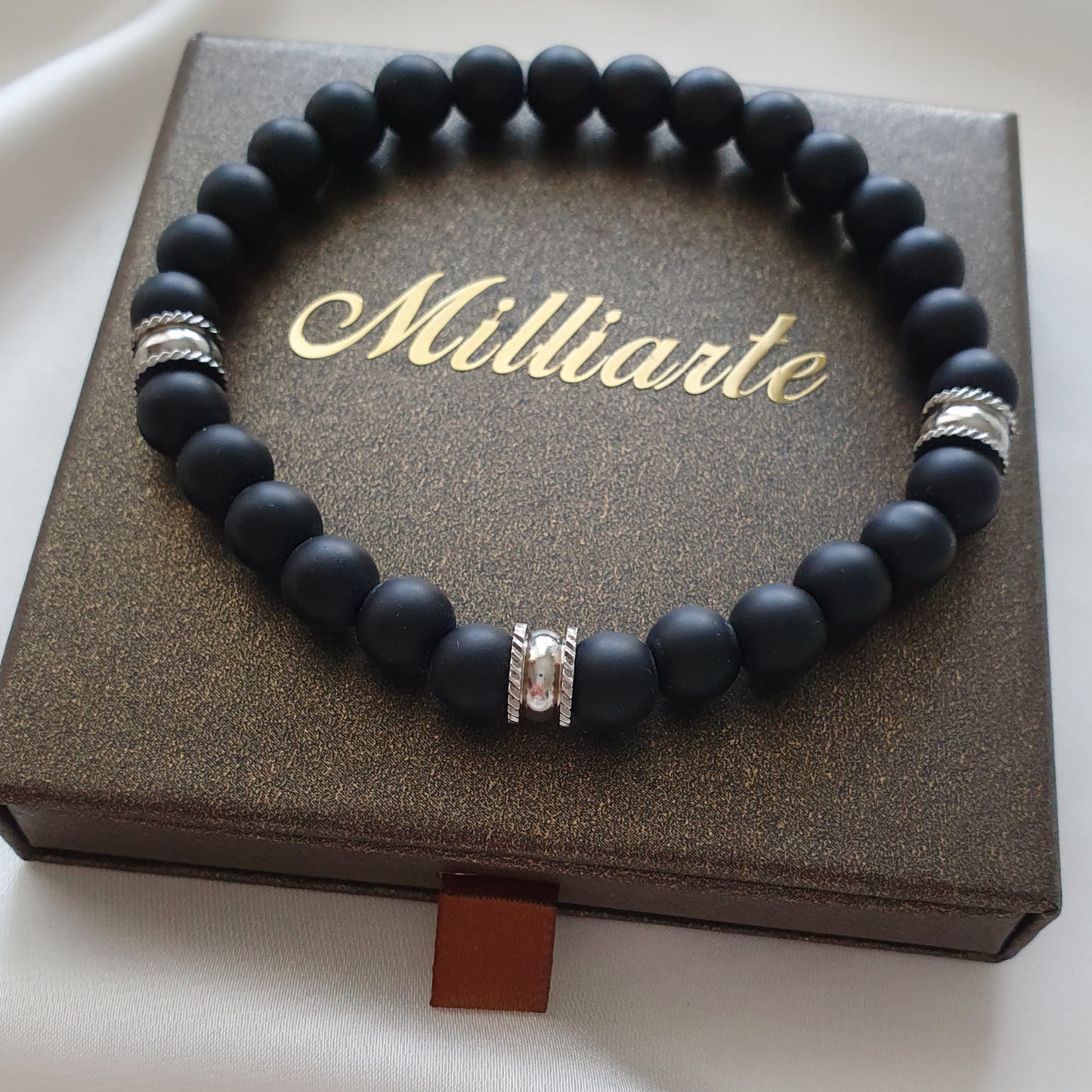 Nahaufnahme Onyx Perlenarmband Herren – mit Edelstahl – stilvoller Männerschmuck mit spiritueller Wirkung