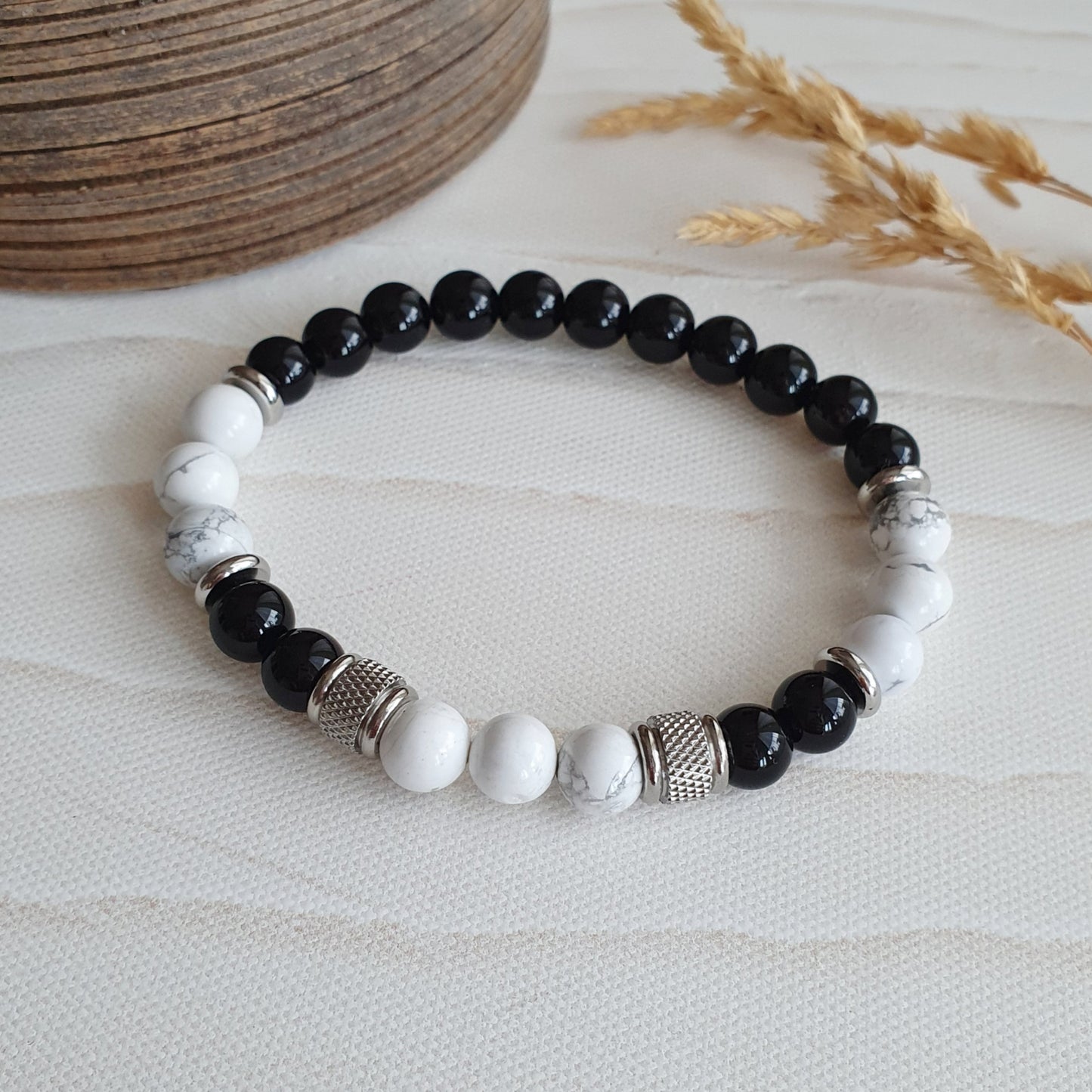 Weiße Howlith und schwarze Onyx Perlen – spirituelles Armband für Ruhe, Stärke und Selbstvertrauen