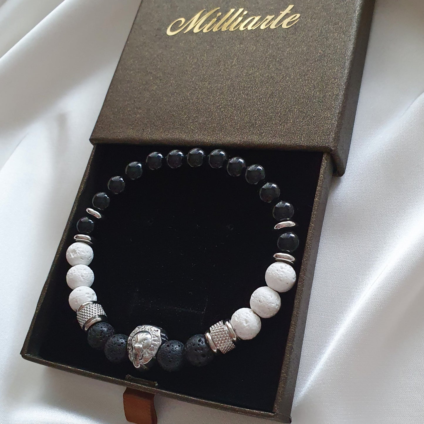 Lava & Onyx Herren Schutz-Armband in Geschenkverpackung, Geschenkbox offen, Löwenkopf-Charm Seitenansicht