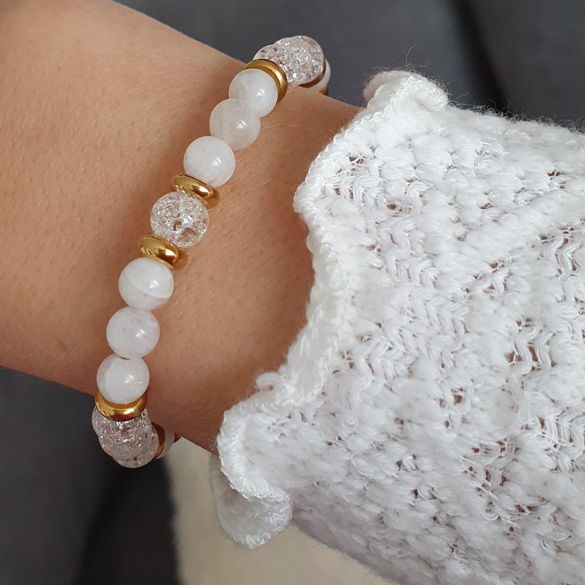 Mondstein Bergkristall Armband Damen am Handgelenk getragen, 18K Gold plattierte Edelstahl Elemente, verstellbar, spirituelles Schmuckstück