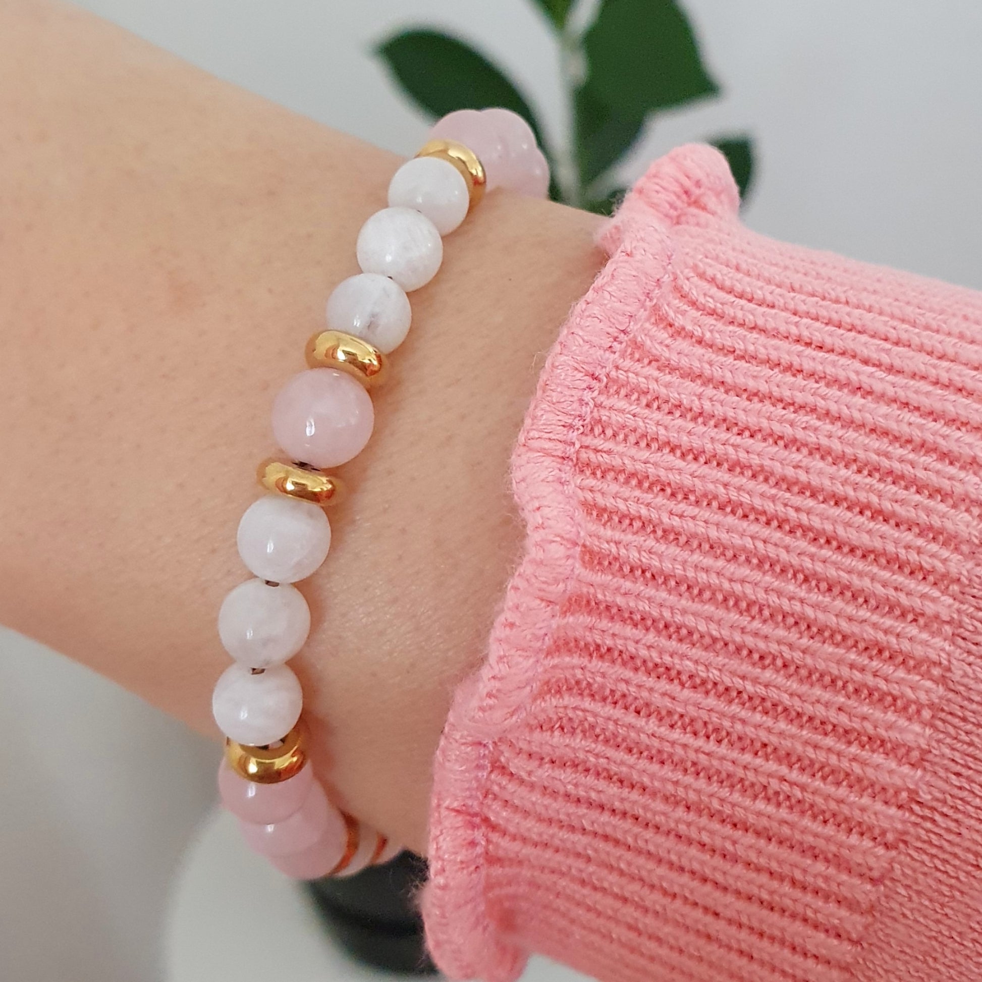 Mondstein Rosenquarz Armband Damen am Handgelenk getragen, 18K Gold plattierte Edelstahl Elemente, verstellbar, spirituelles Schmuckstück