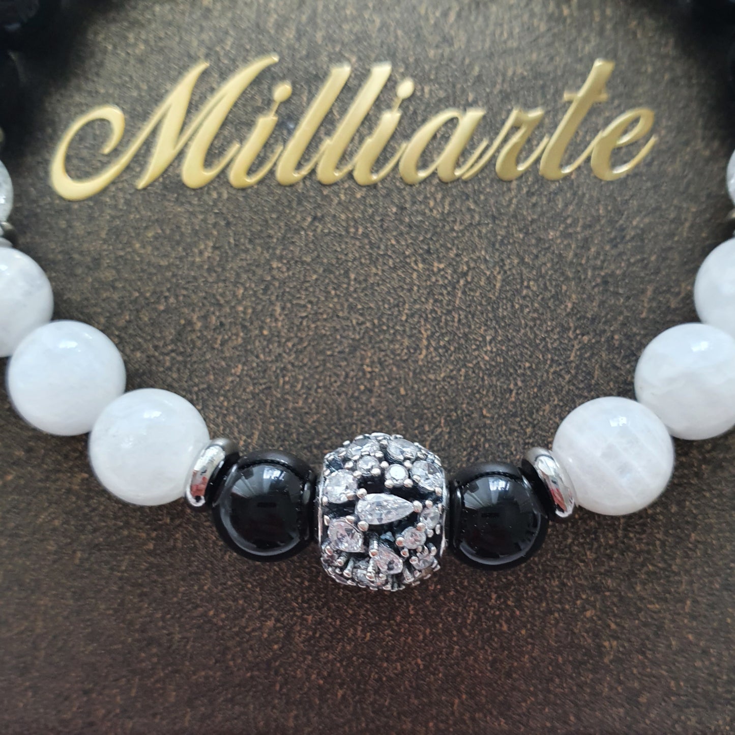 Detailaufnahme 925 Silber Charm mit funkelnden Zirkonia am Mondstein Onyx Armband – Luxuriöser Edelstein Schmuck für Damen