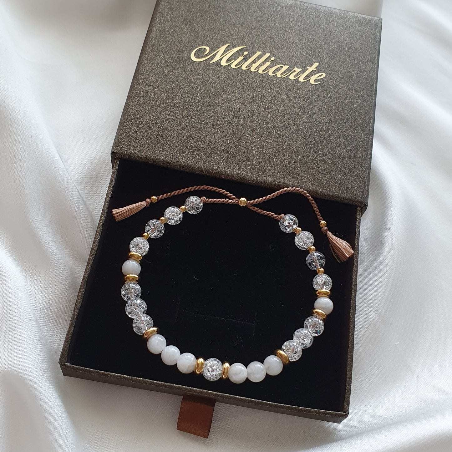 Detailaufnahme Mondstein Bergkristall Perlenarmband Damen, verstellbare Schiebeschließe, 18K Gold plattierte Edelstahl Elemente, wasserfest