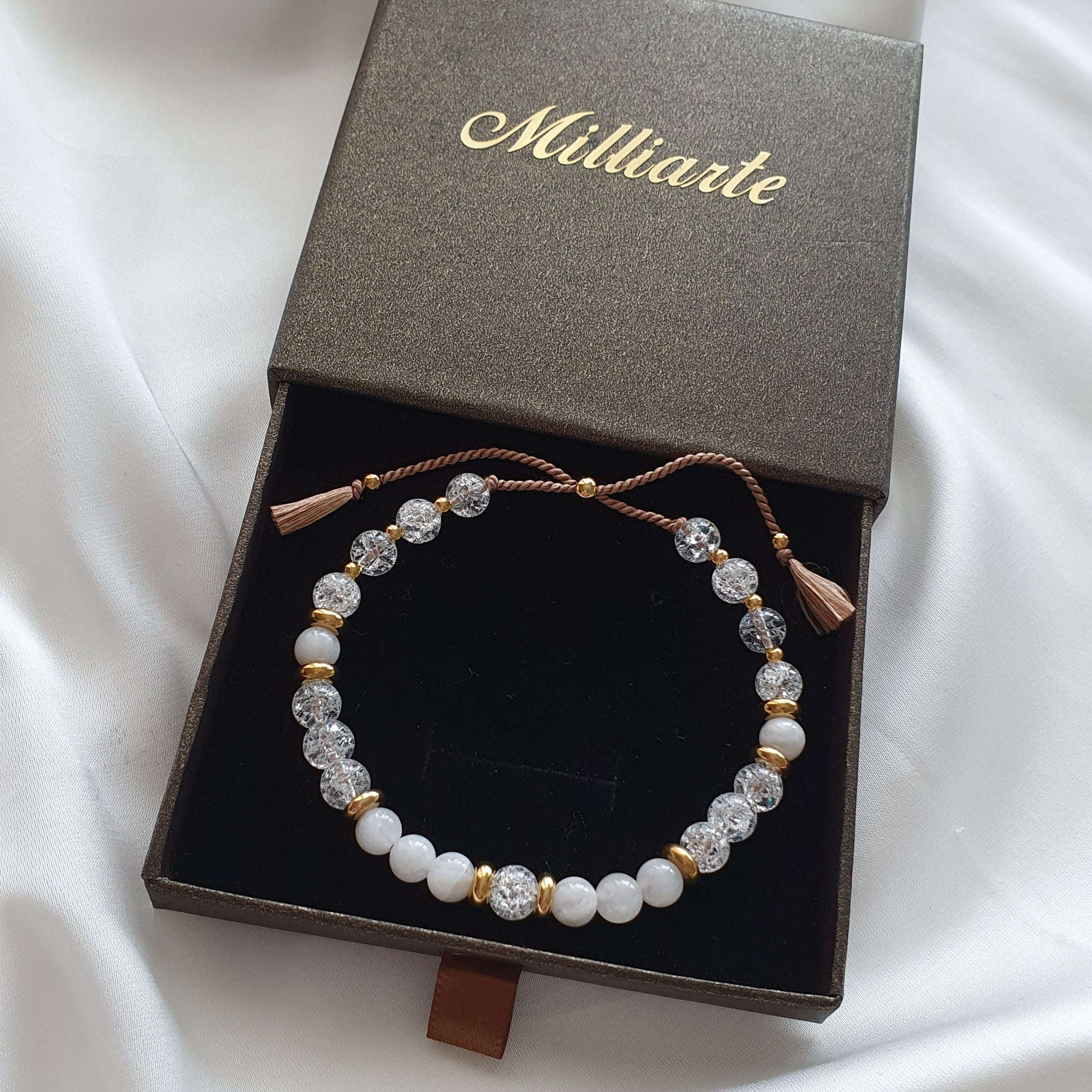 Detailaufnahme Mondstein Bergkristall Perlenarmband Damen, verstellbare Schiebeschließe, 18K Gold plattierte Edelstahl Elemente, wasserfest