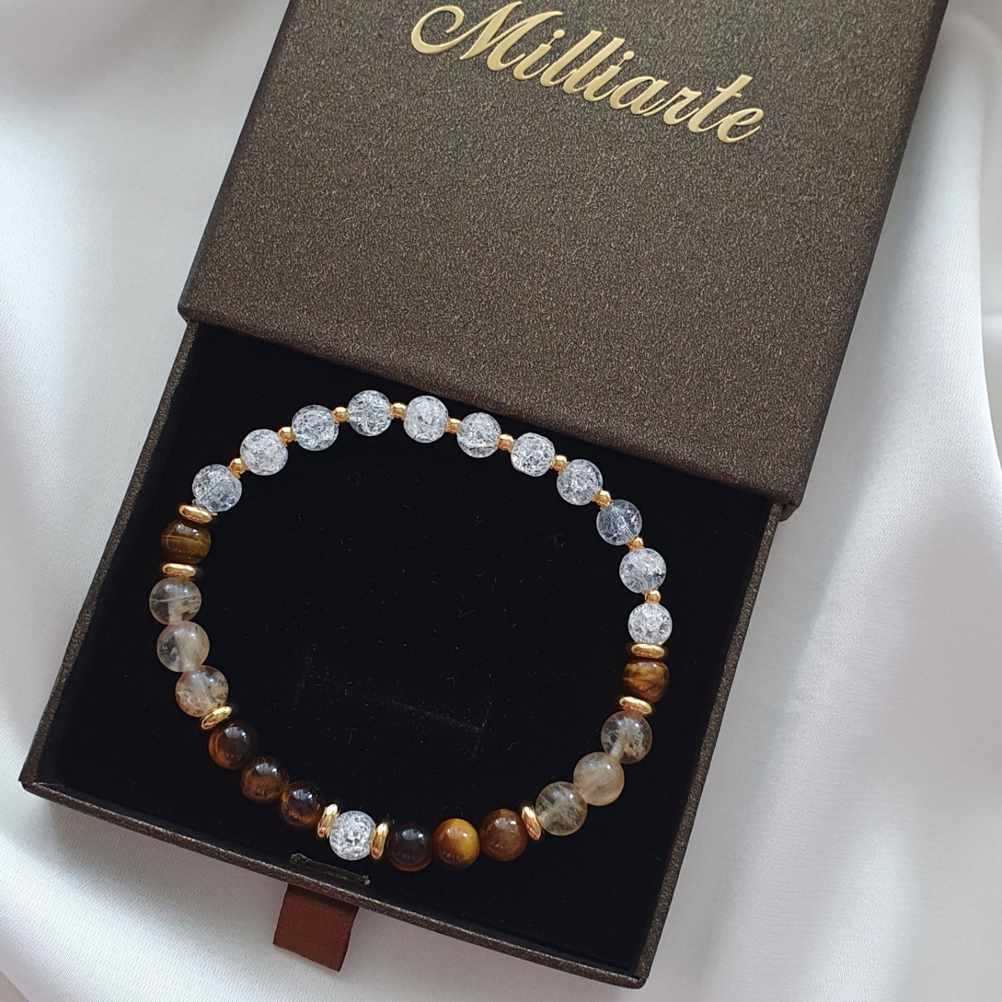 Detailfoto von klaren Bergkristall-Perlen im Damen Armband, Heilstein für Harmonie, Klarheit und energetische Balance