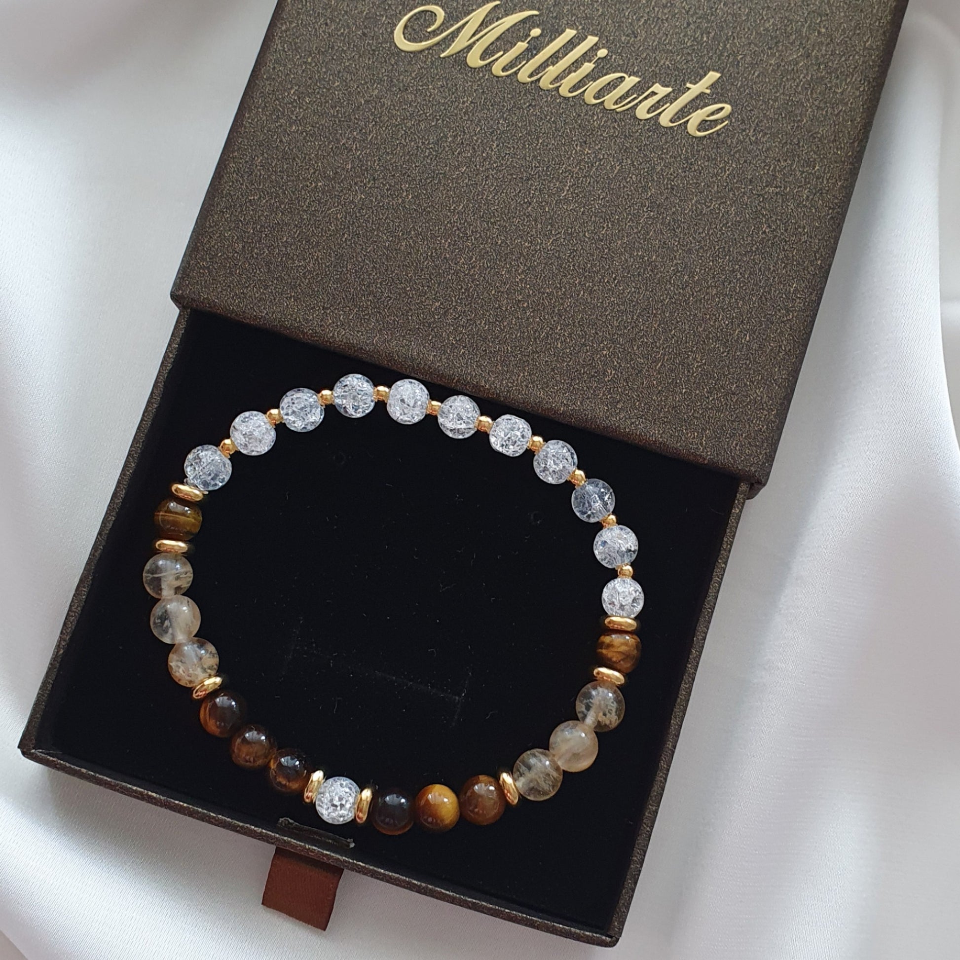 Detailfoto von klaren Bergkristall-Perlen im Damen Armband, Heilstein für Harmonie, Klarheit und energetische Balance