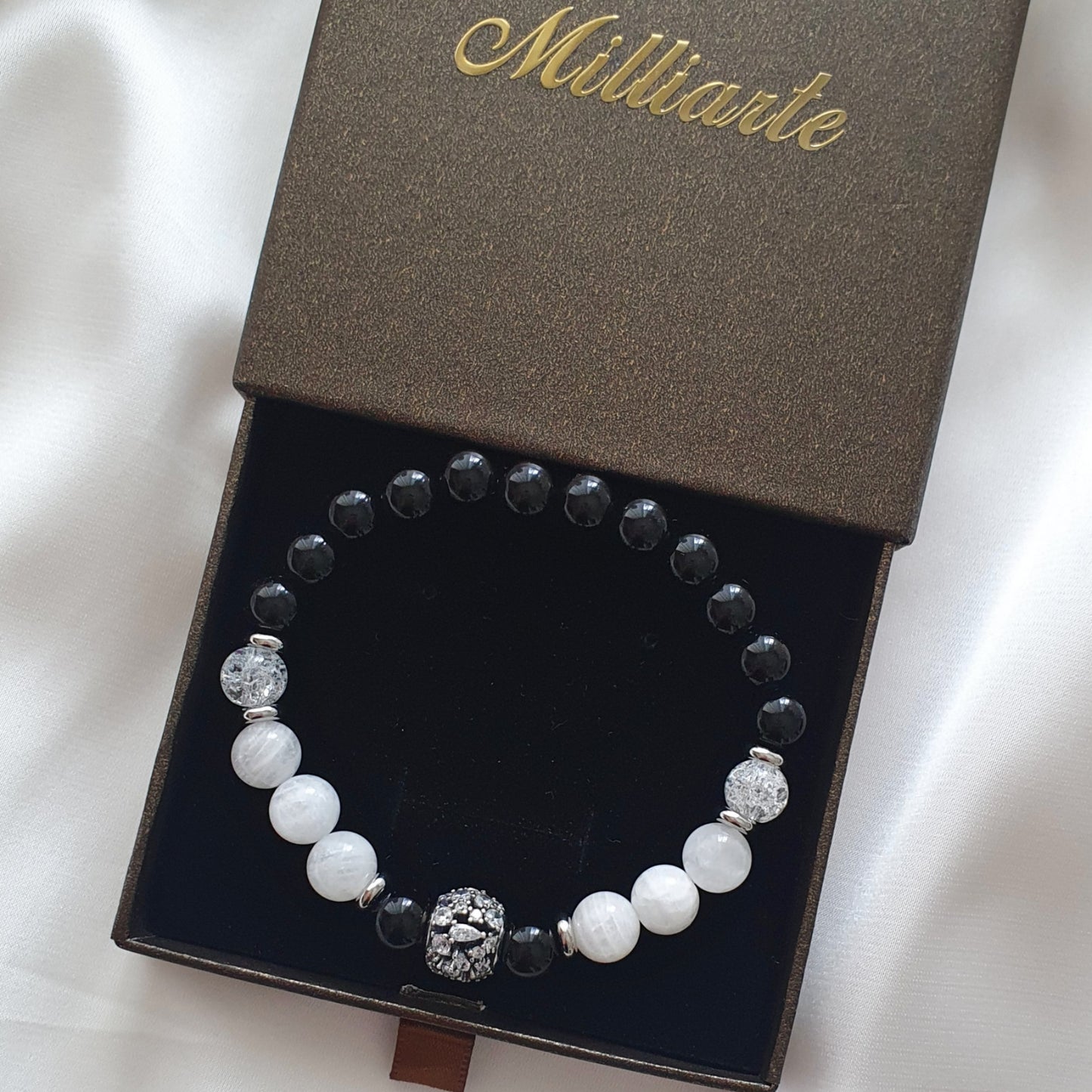 Edle Schmuckbox mit Mondstein Onyx Armband, Geschenkverpackung inklusive – hochwertiger Gesundheitsschmuck aus Deutschland