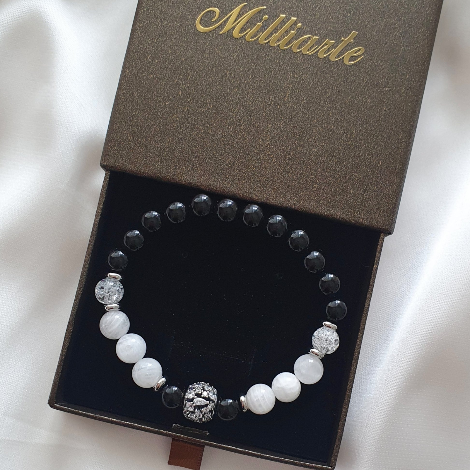 Edle Schmuckbox mit Mondstein Onyx Armband, Geschenkverpackung inklusive – hochwertiger Gesundheitsschmuck aus Deutschland