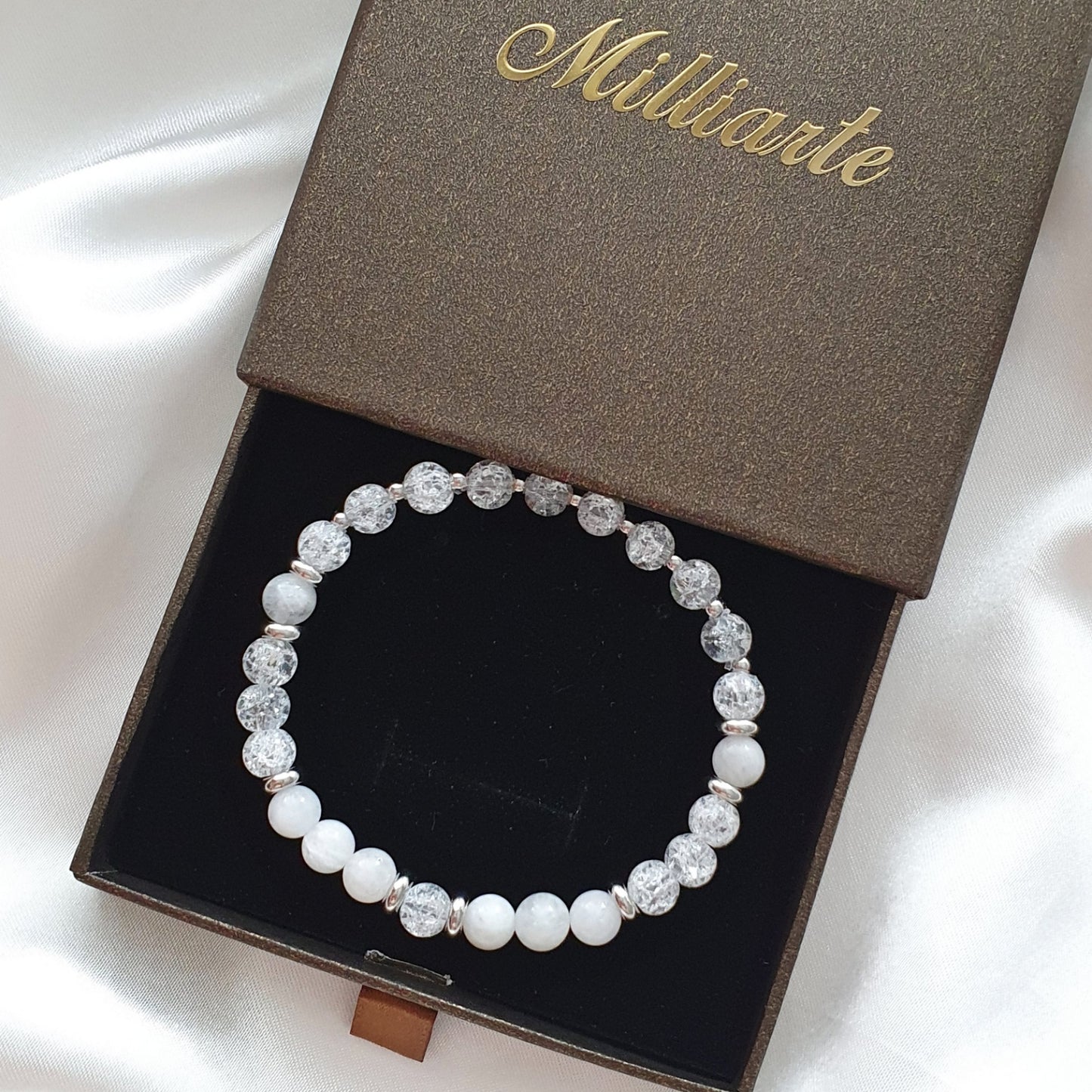 Mondstein Bergkristall Perlenarmband mit silbernen Elementen in geöffneter Schmuckbox