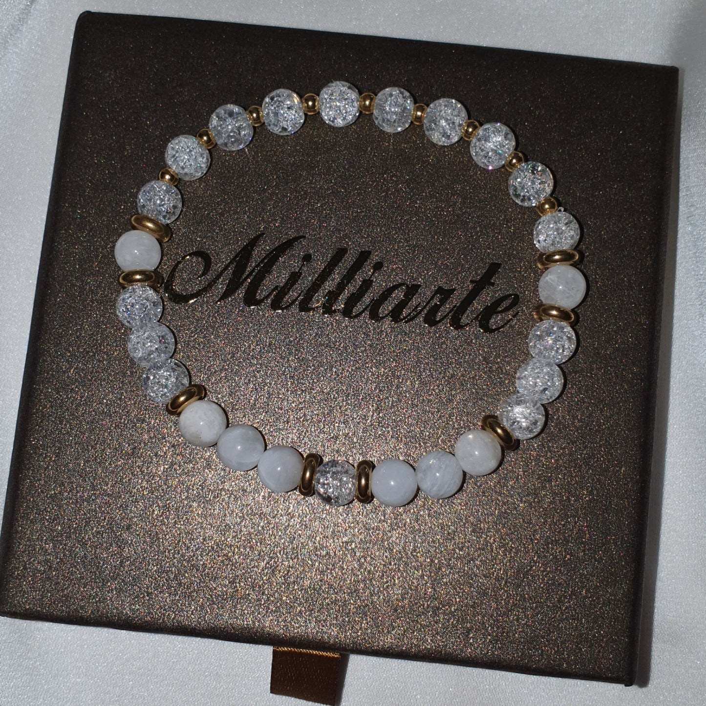 Mondstein Bergkristall Armband mit Blitz fotografiert, funkelnd unter Beleuchtung