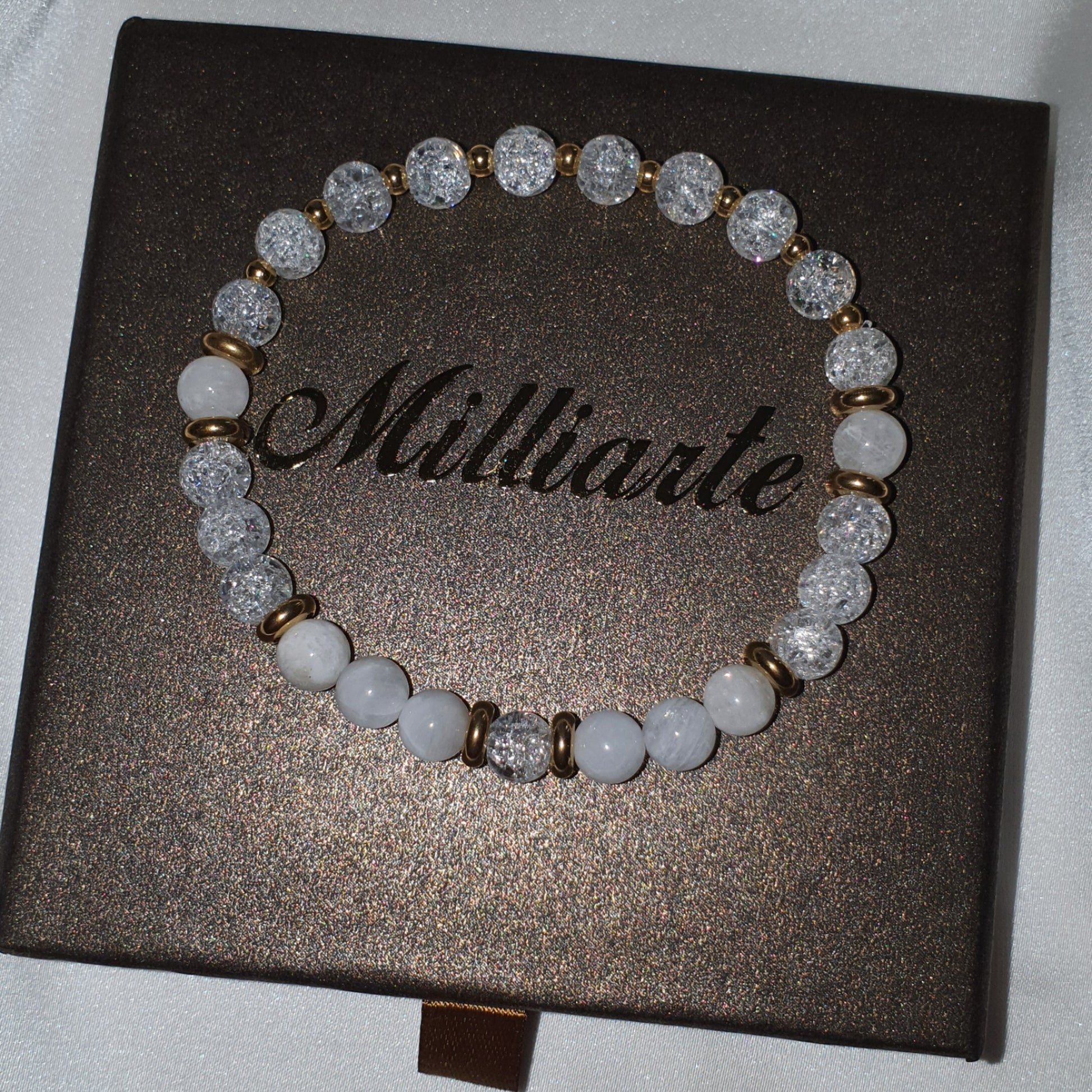 Mondstein Bergkristall Armband mit Blitz fotografiert, funkelnd unter Beleuchtung