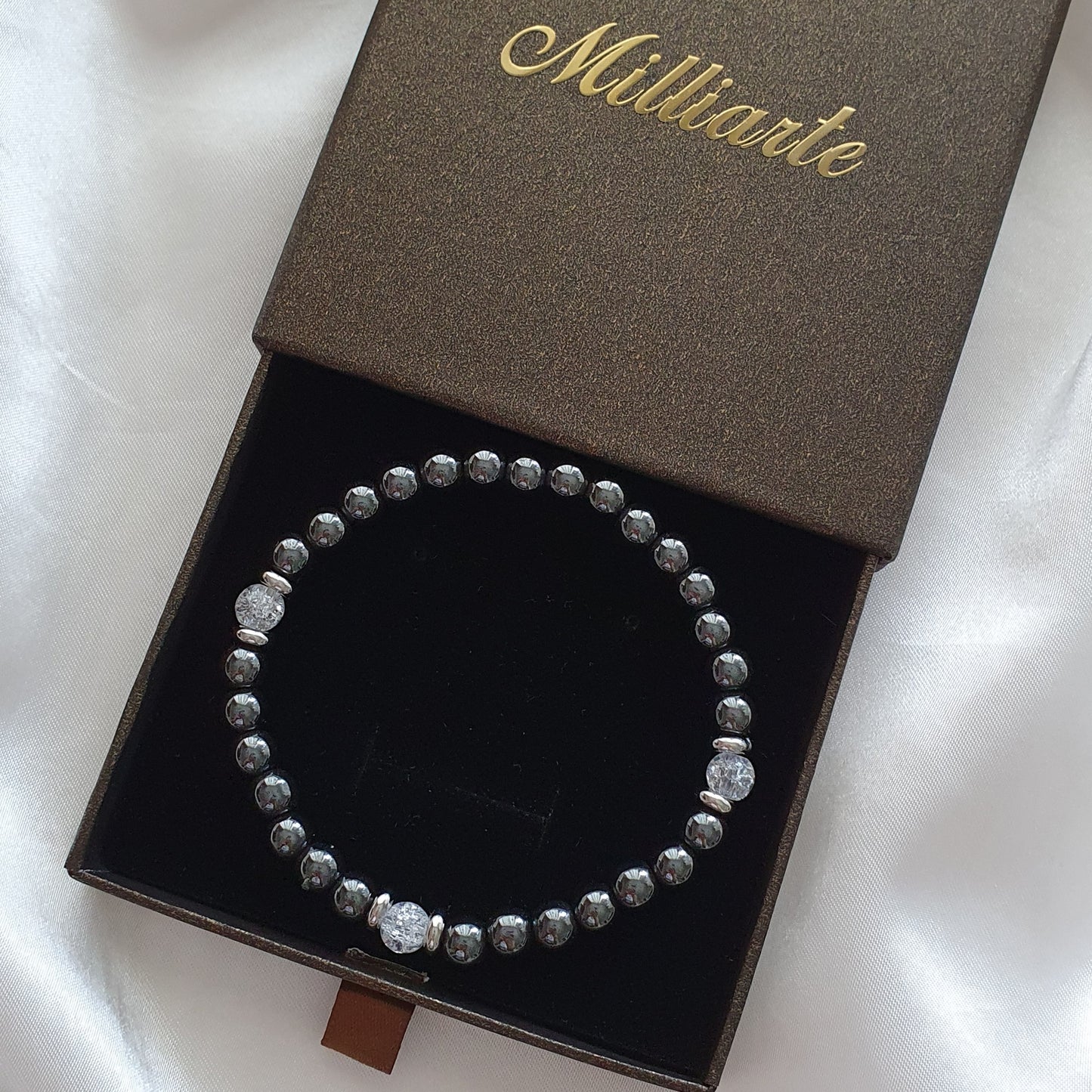 Detailansicht: Glänzende Hämatit-Perlen mit funkelndem Bergkristall 