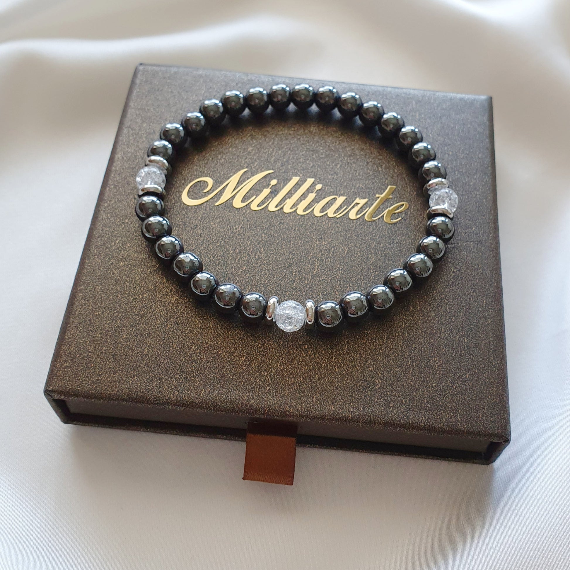 Handgemachtes Hämatit-Bergkristall-Armband in edler Geschenkbox mit Logo
