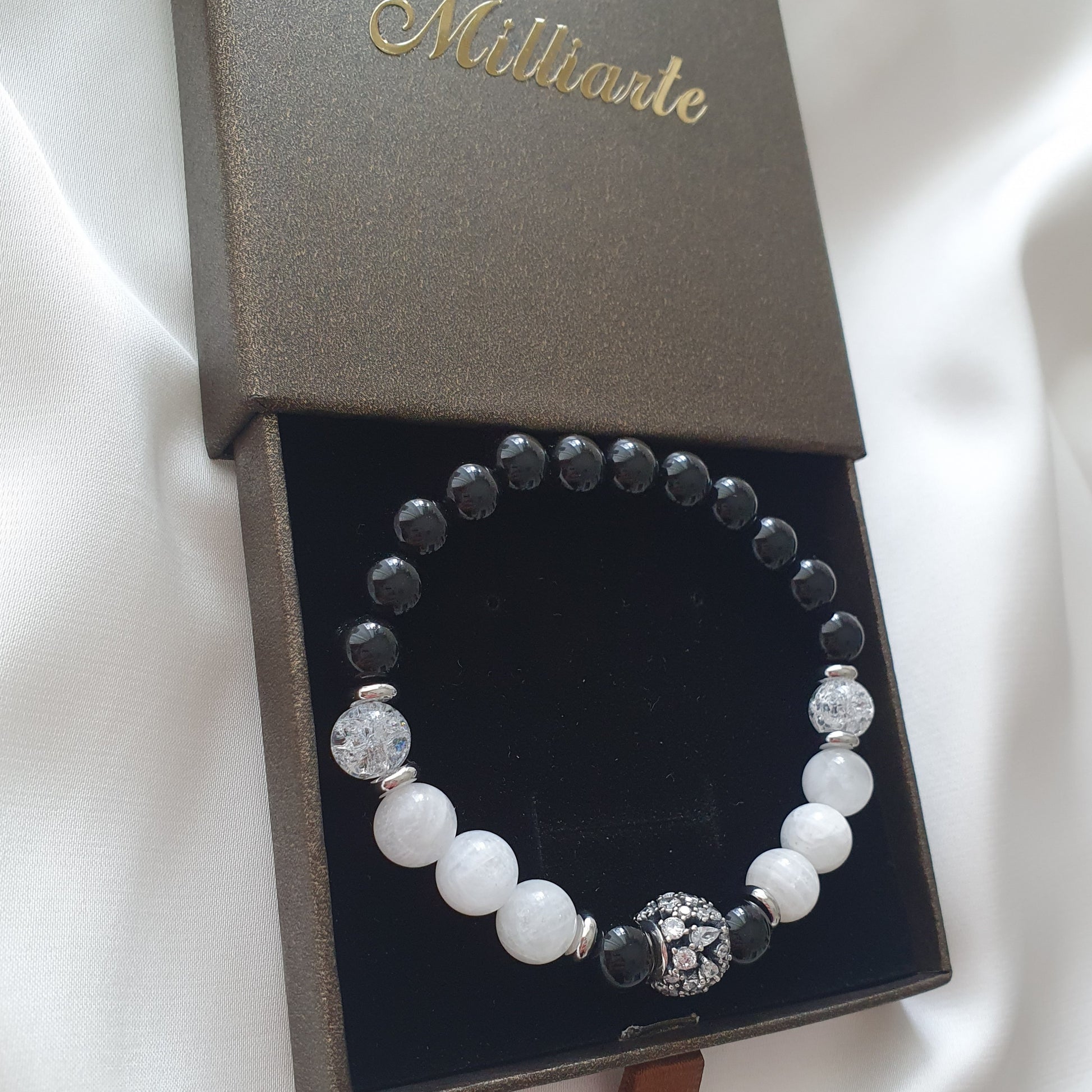 Mondstein Onyx Armband – Heilstein Schmuck für Harmonie, innere Ruhe und positive Energie – Schutzstein Armband mit Silberdetails