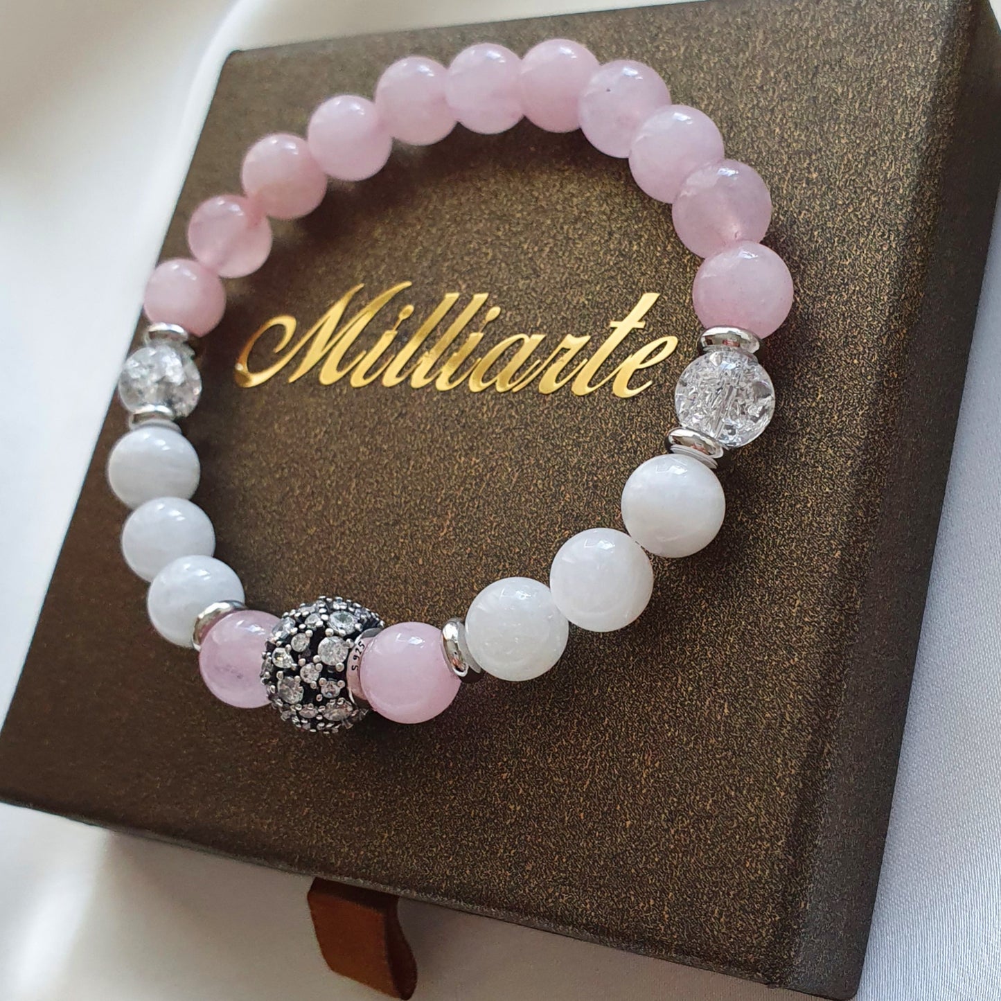 Nahaufnahme, Handgemachtes Heilstein Armband Damen – Mondstein, Rosenquarz, Bergkristall für Energie und Harmonie