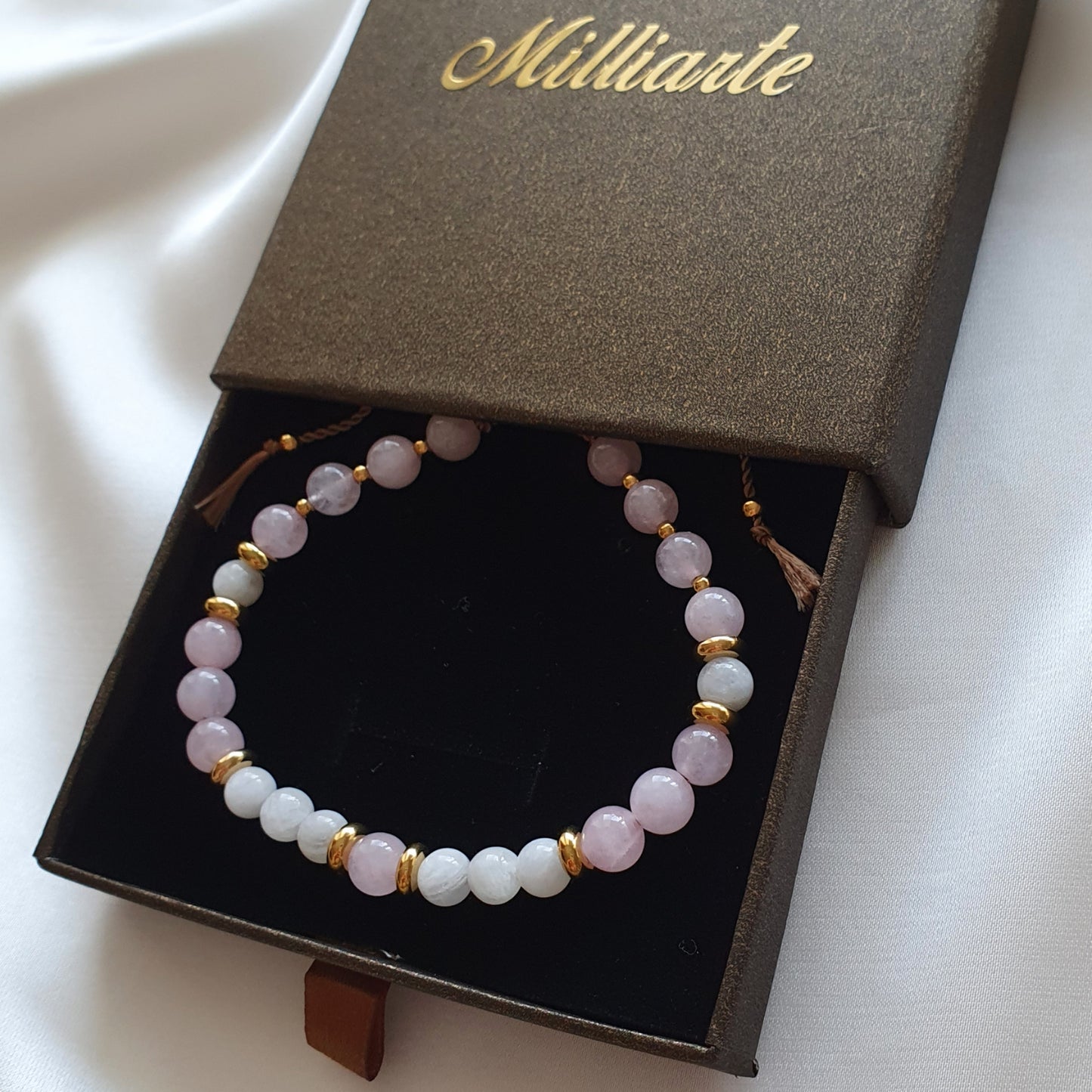 Detailaufnahme Mondstein Rosenquarz Perlenarmband Damen, verstellbare Schiebeschließe, 18K Gold plattierte Edelstahl Elemente, wasserfest