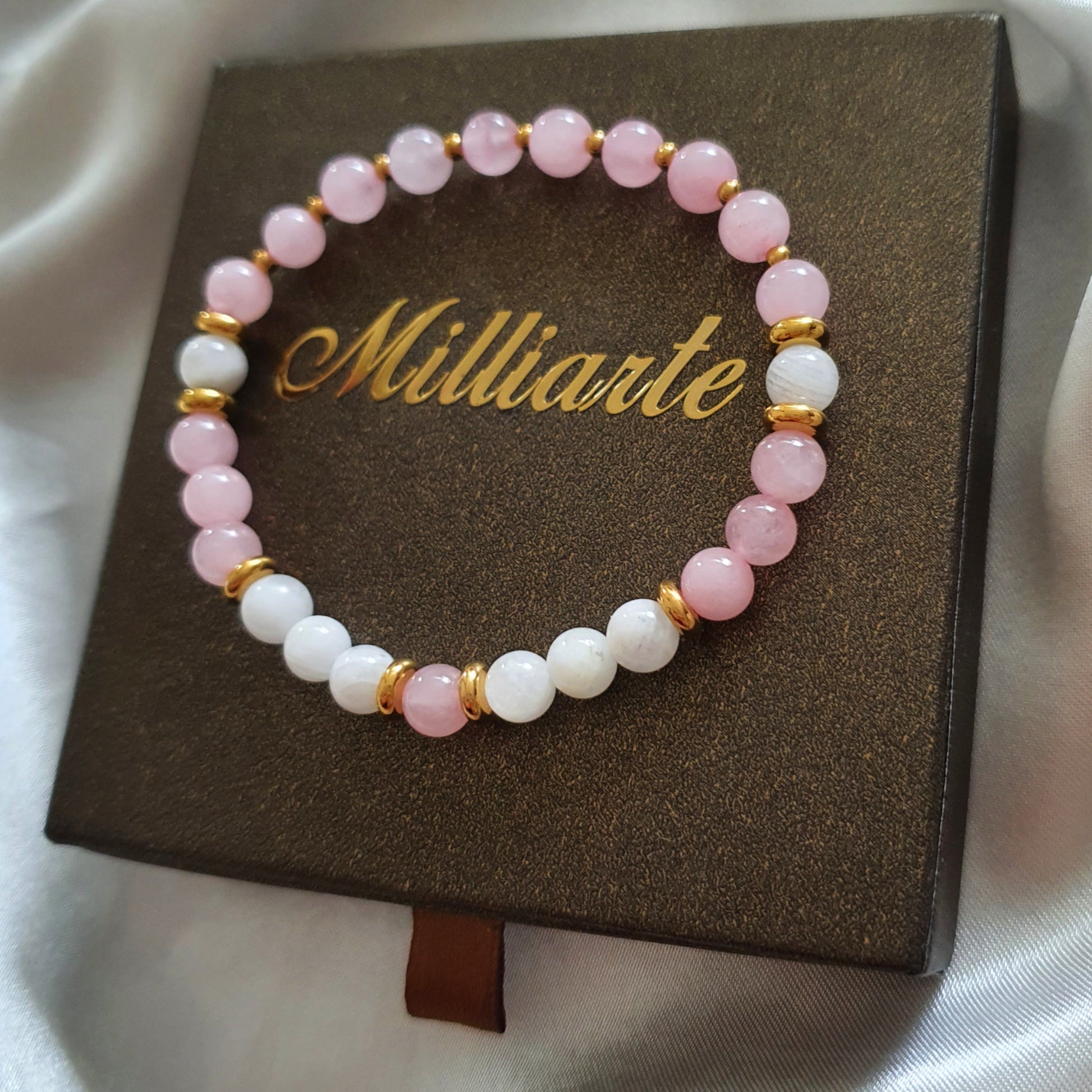 Energiearmband mit echten Heilsteinen, auf edler Geschenkbox präsentiert