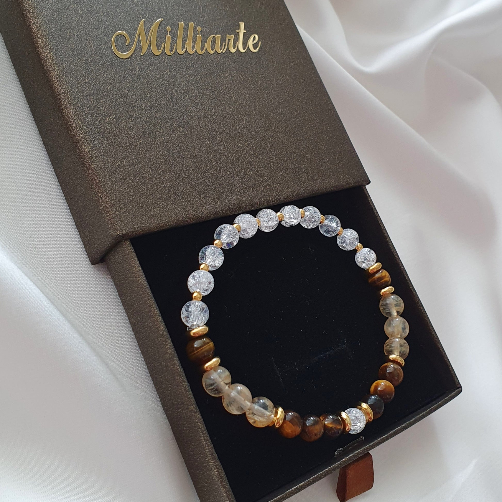 Nahaufnahme der goldgelben Citrin-Perlen des Damen Armbands, Glücksstein für Wohlstand, Erfolg und positive Energie