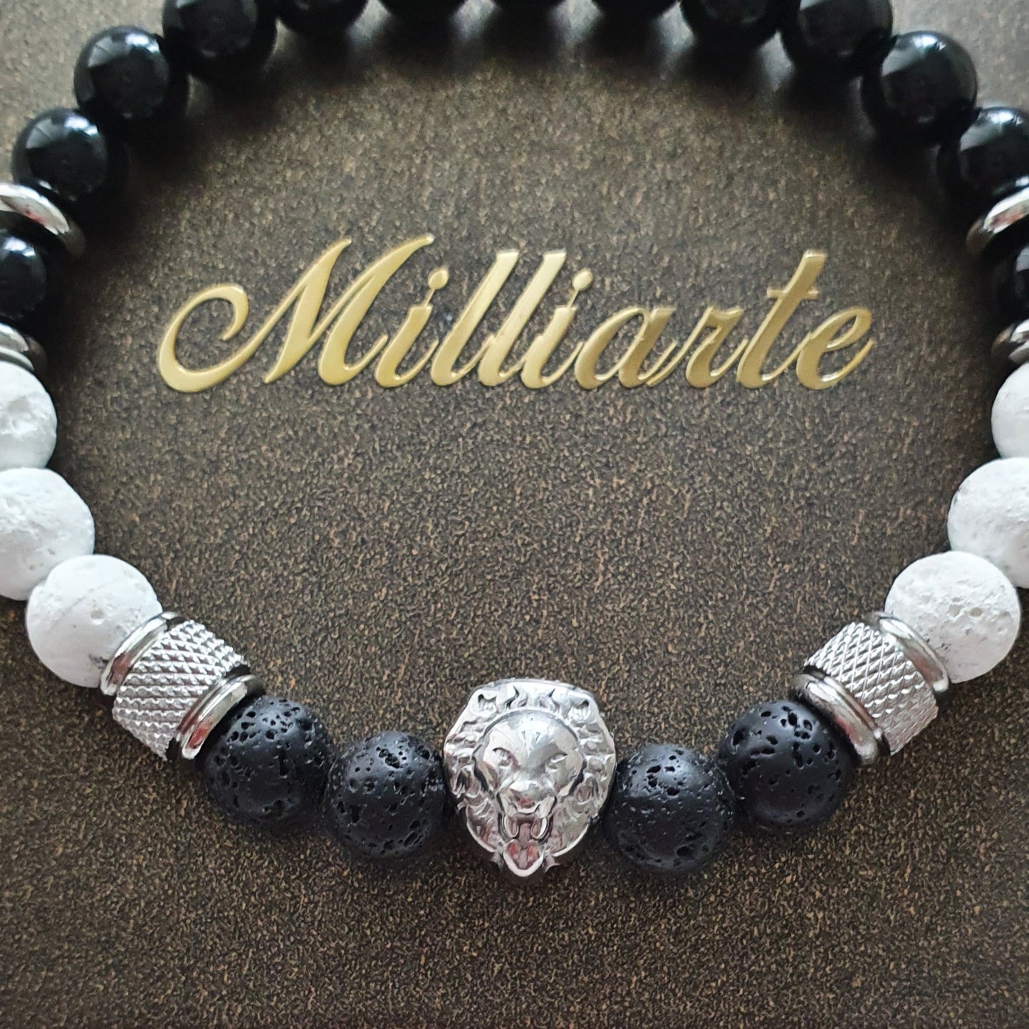 Herren Armband aus Naturstein Lava weiß, Lava schwarz und Onyx mit Löwenkopf-Charm und Edelstahl-Spacern, Nahaufnahme