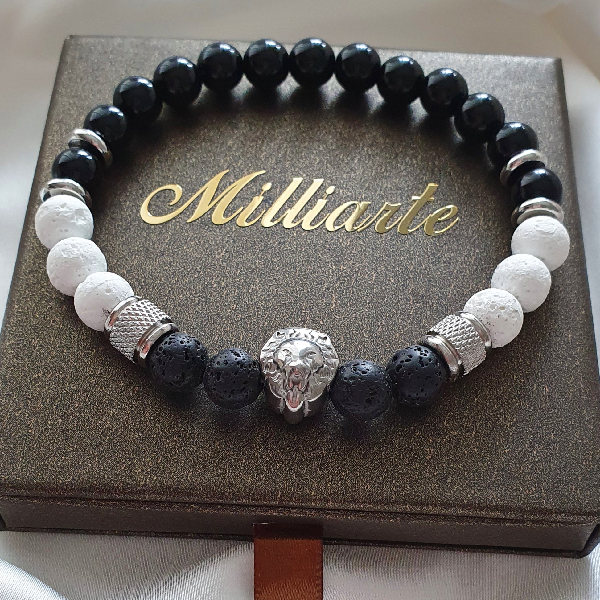 Herren Armband aus Lava weiß, Lava schwarz und Onyx mit Löwenkopf-Charm in Geschenkbox mit Logo, Ansicht oben