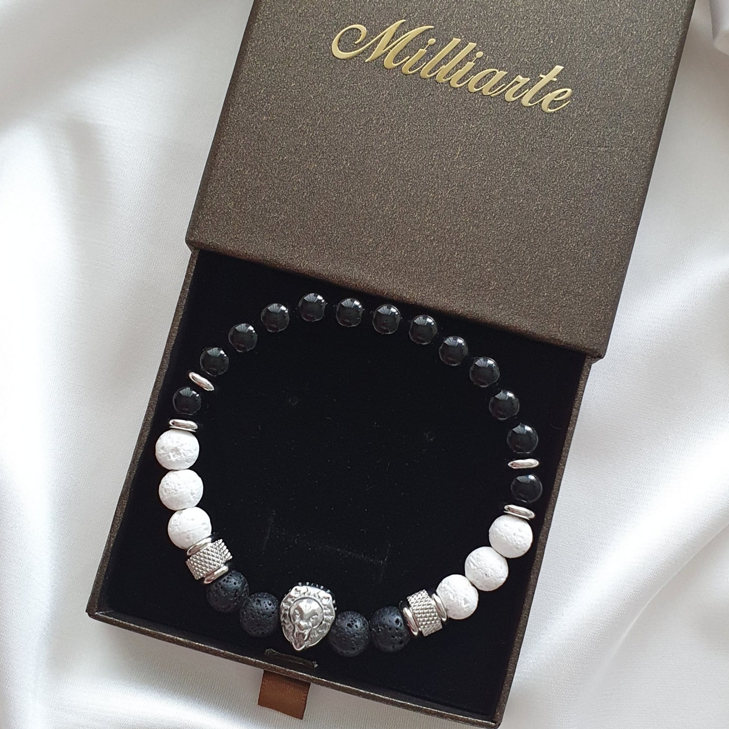 Herren Kraftarmband aus Lava weiß, Lava schwarz & Onyx mit Löwenkopf-Charm, Edelstahl-Spacer, Geschenkbox inklusive, Box offen