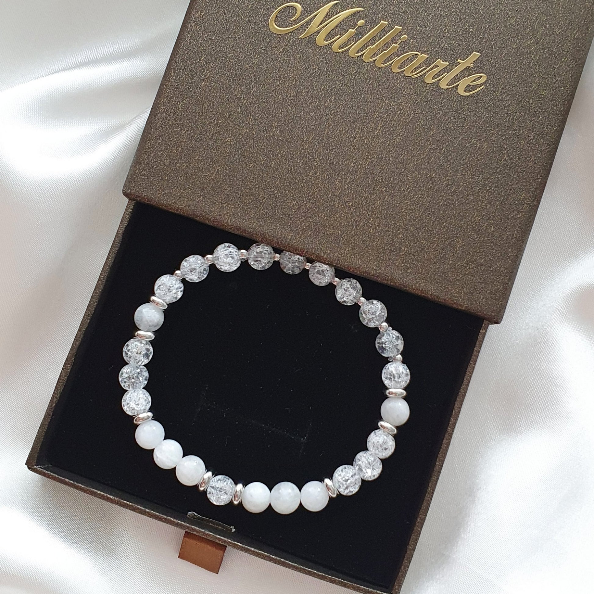 Mondsteinarmband mit feinen Weißgold-Akzenten und funkelnden Kristallperlen