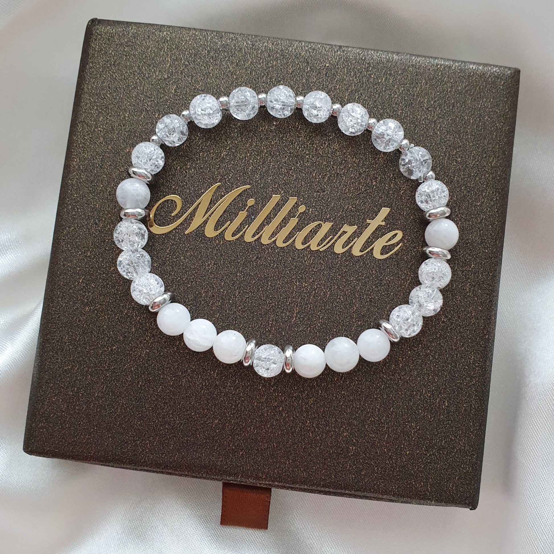 Handgemachtes Armband aus echten Edelsteinen in edler Schmuckschachtel mit Markenlogo