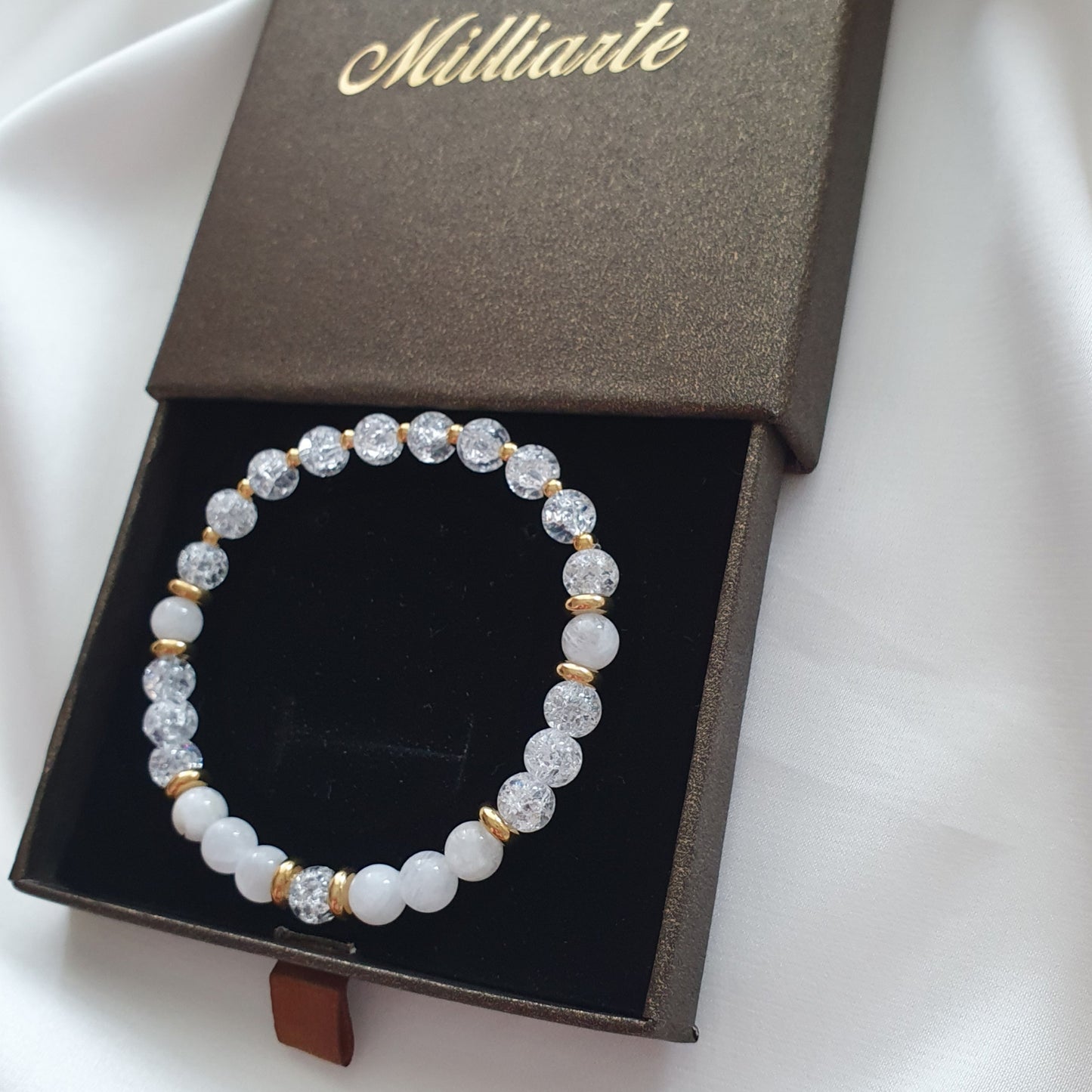 Mondstein Bergkristall Edelsteinarmband mit Goldelementen in Schmuckbox unteres Schubfach geöffnet seitlich abgebildet