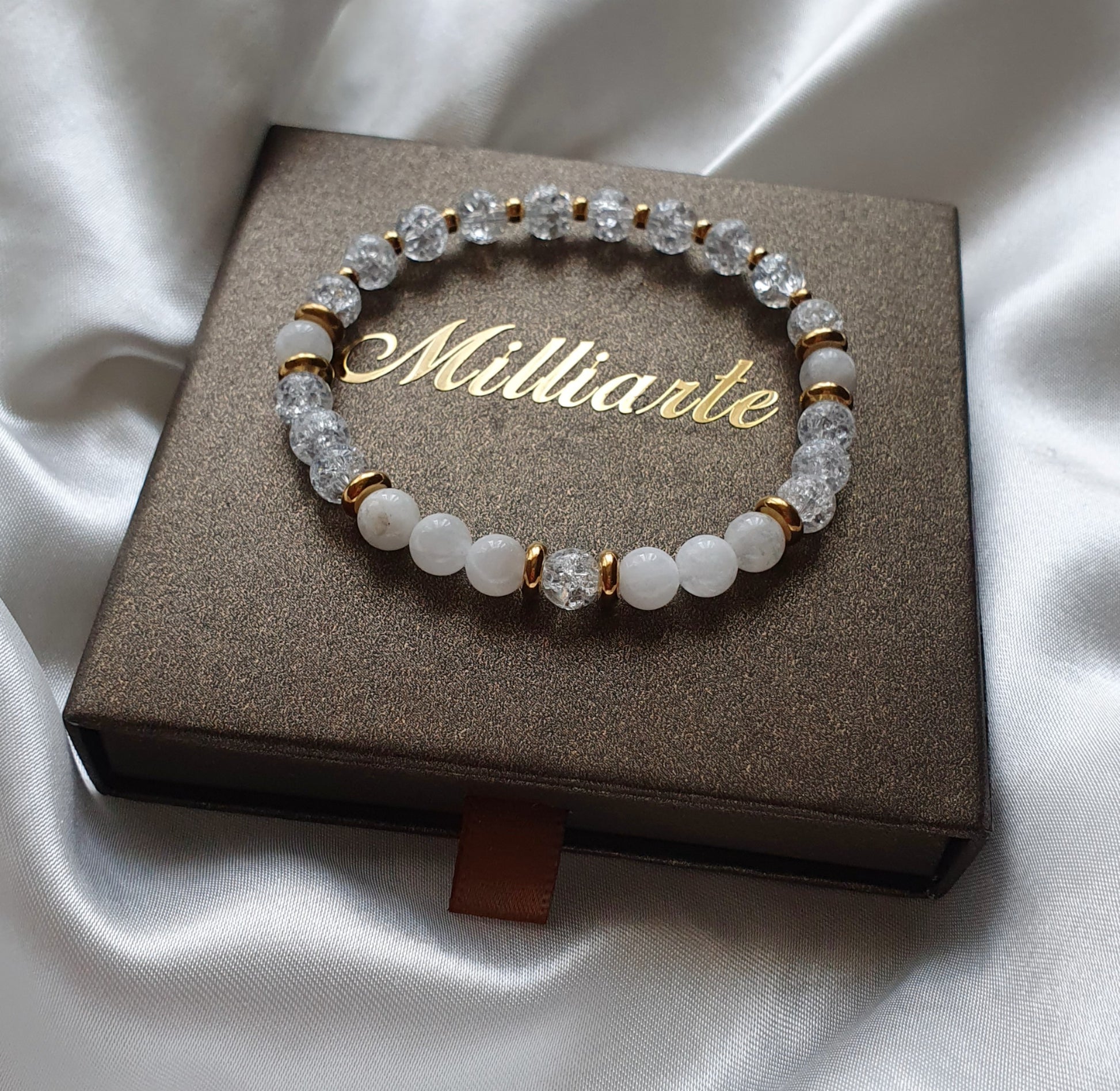 Edelsteinarmband aus Mondstein und Bergkristall in Schmuckbox mit Logo und 18k Gold-Elementen