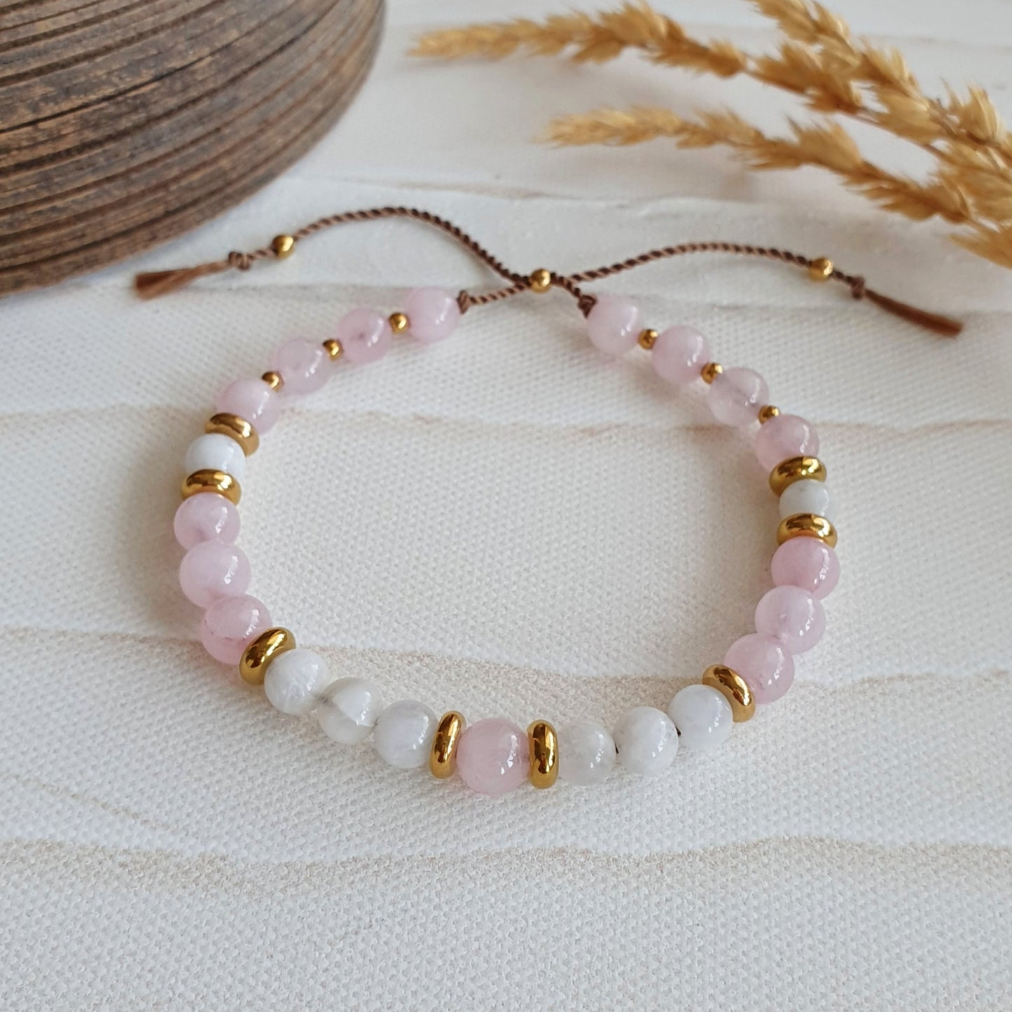 Mondstein Rosenquarz Armband Damen, 18K Gold plattierte Edelstahl Elemente, verstellbar, wasserfest, Perlenarmband für Harmonie und Liebe