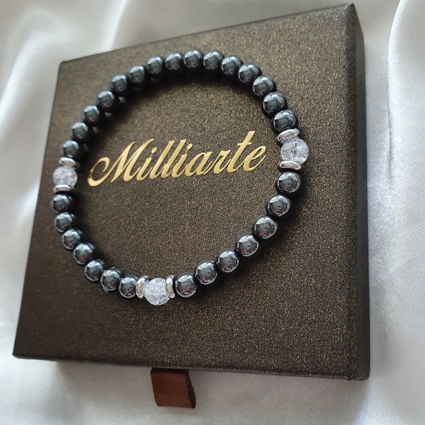 Edelsteinarmband aus Hämatit und Bergkristall, verpackt in Markenschmuckbox