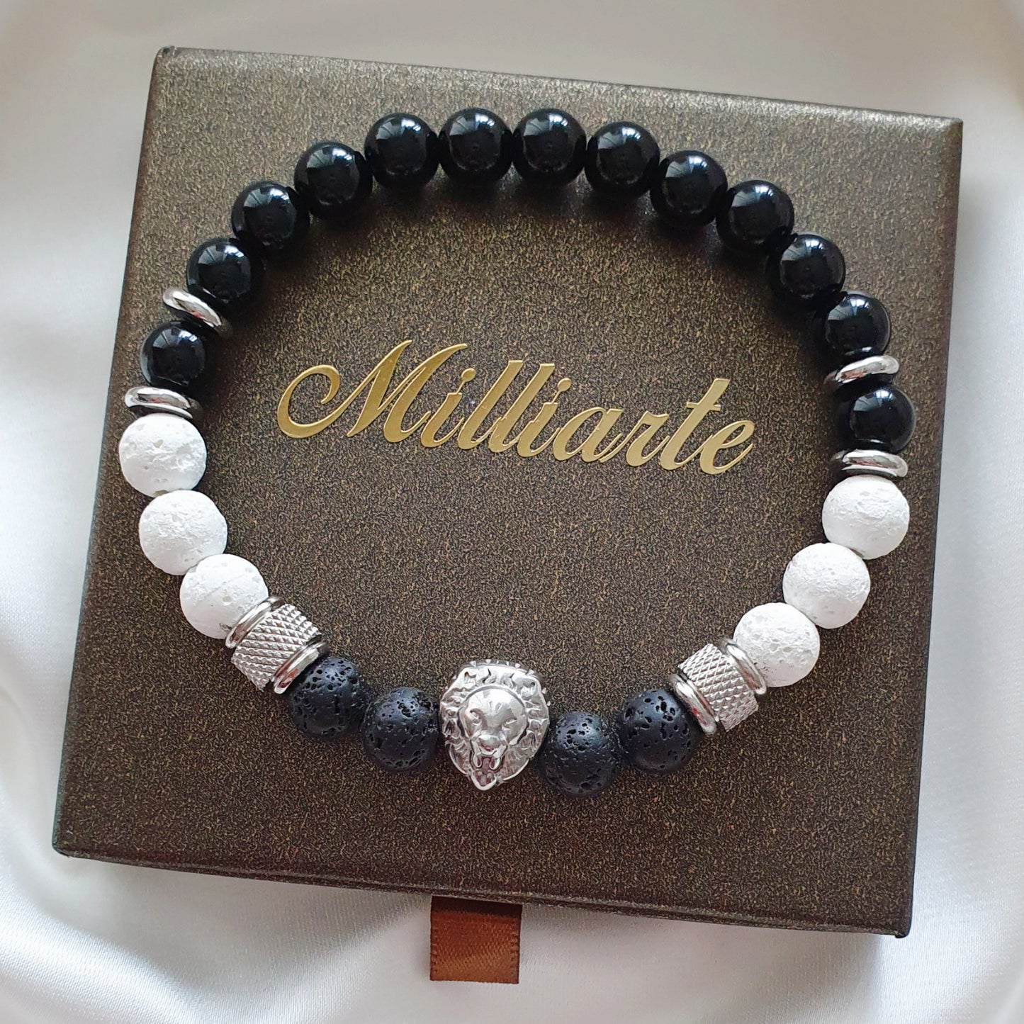 Handgefertigtes, maskulines Herren Armband aus Lava weiß, Lava schwarz & Onyx mit Löwenkopf-Charm, Frontansicht