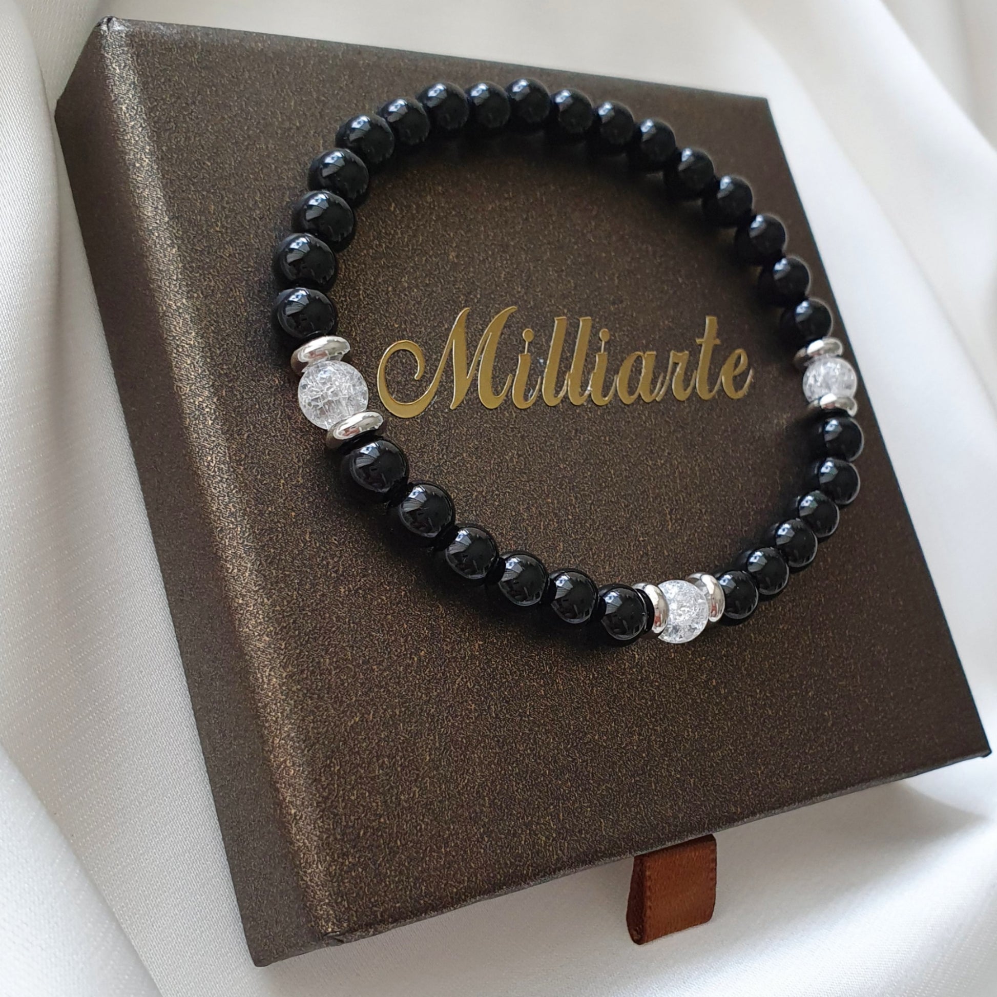 Detailaufnahme der Onyx- und Bergkristall-Perlen – langlebiges Herren Schmuckstück