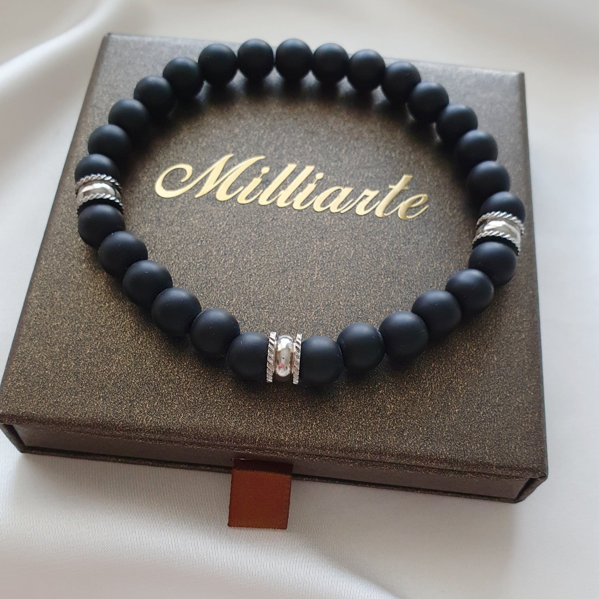 Onyx Armband Herren 8mm mit Edelstahl-Elementen – handgefertigtes mattes Perlenarmband auf Geschenkbox – Schutzstein Schmuck