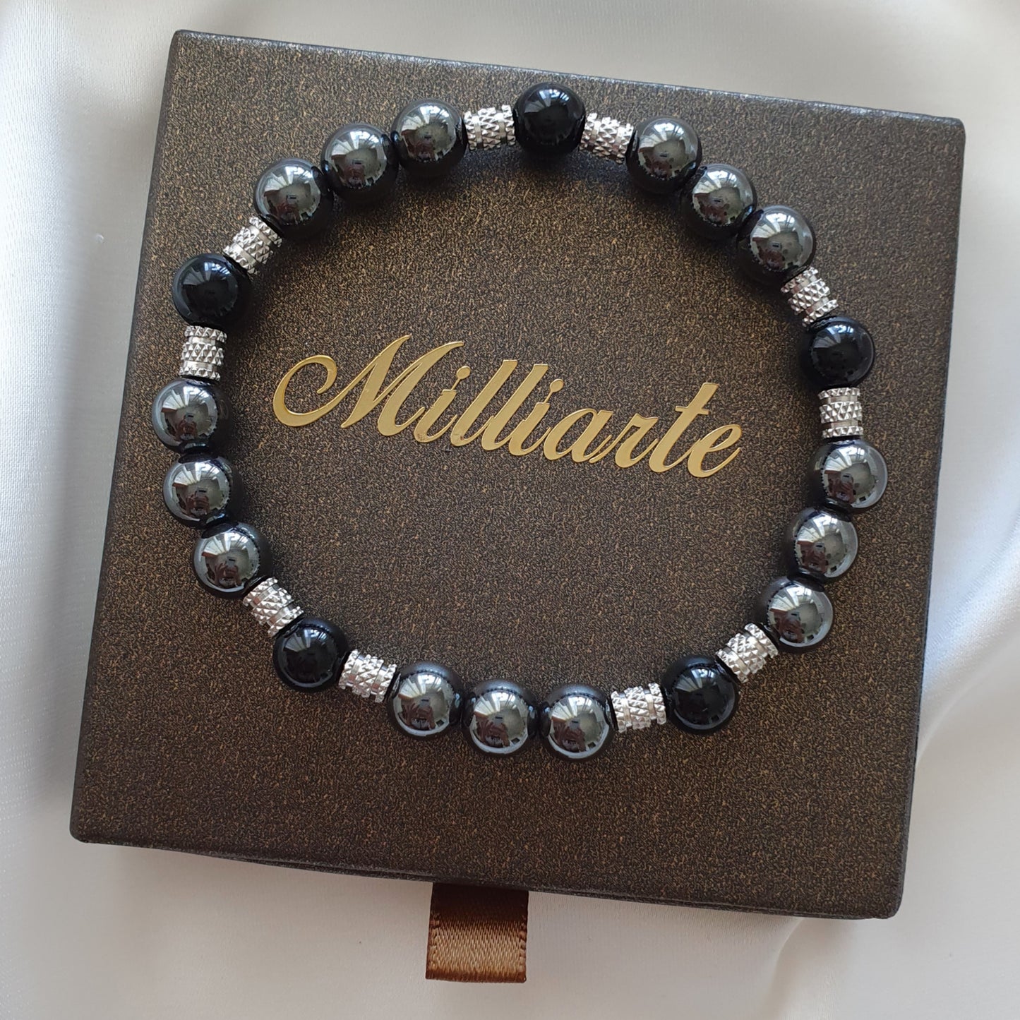 Spirituelles Hämatit Onyx Armband in eleganter Schmuckbox mit Logo - Handgefertigter Heilstein Schmuck als besonderes Geschenk für Schutz und Kraft.