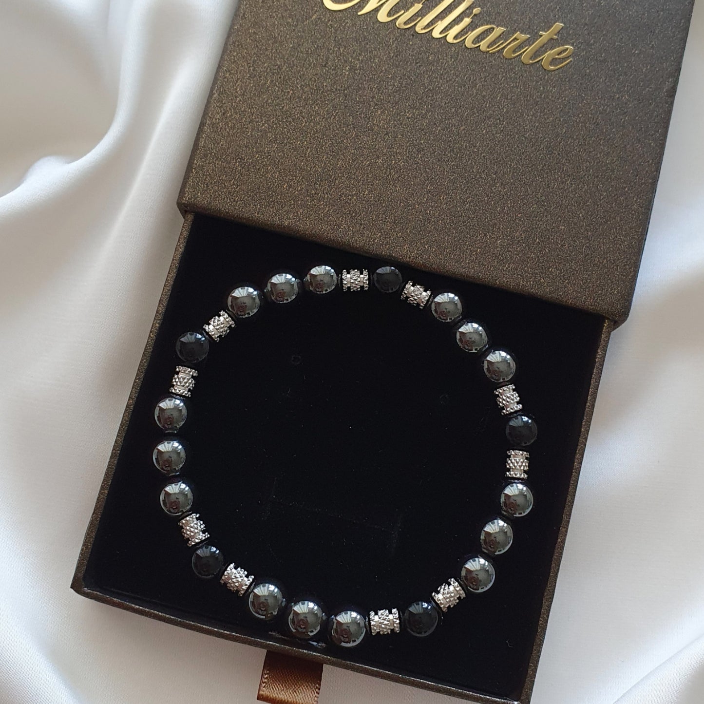 Hochwertiges Perlenarmband mit Onyx und Hämatit in Geschenkbox - Amulett für Fokus und innere Ruhe