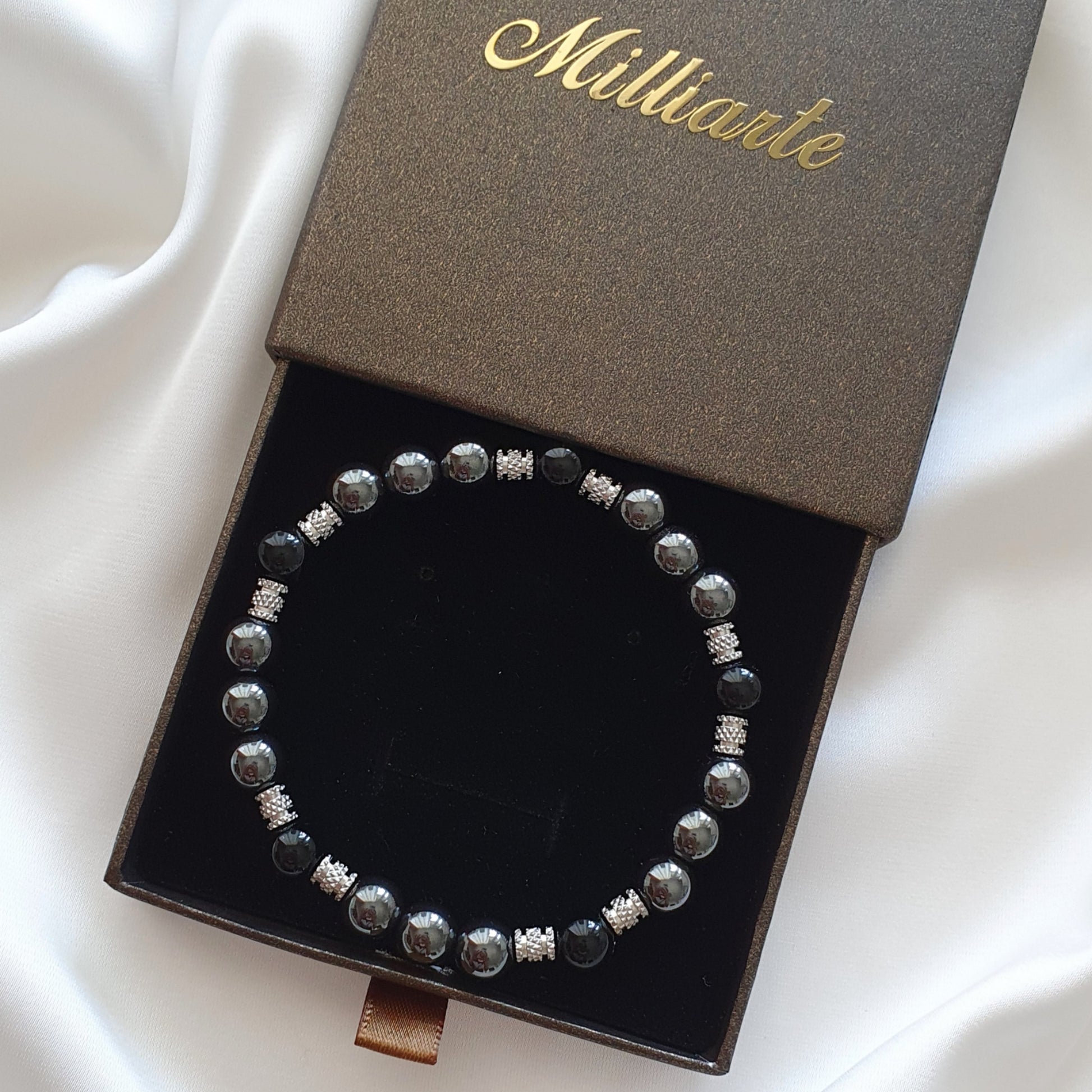 Onyx Hämatit Herrenarmband in edler Geschenkbox - stillvoller Energieschmuck für Schutz, Stärke und innere Balance.
