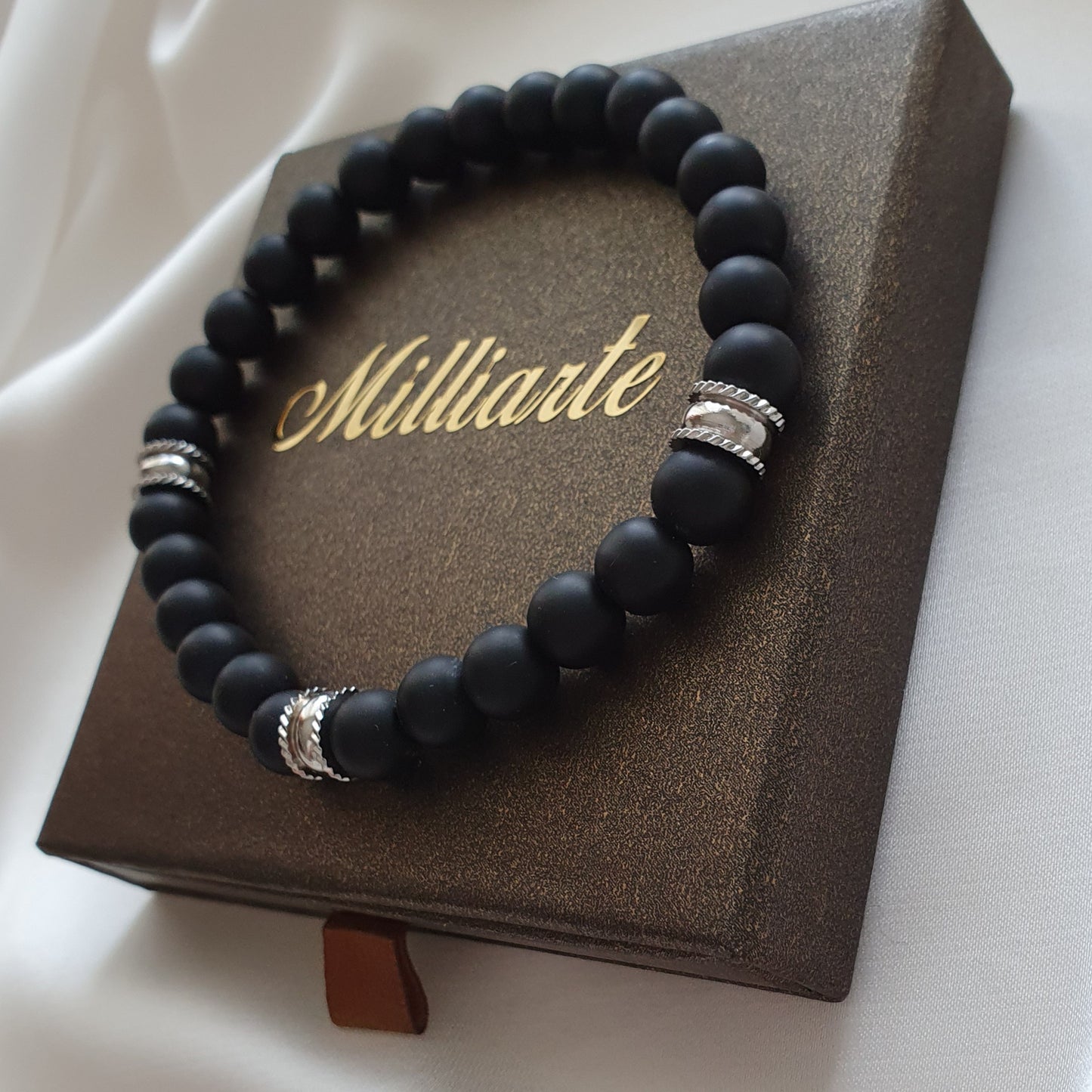 Detailaufnahme mattes Onyx Armband – 8mm Natursteinperlen mit Edelstahl-Elementen – Handarbeit für Herren