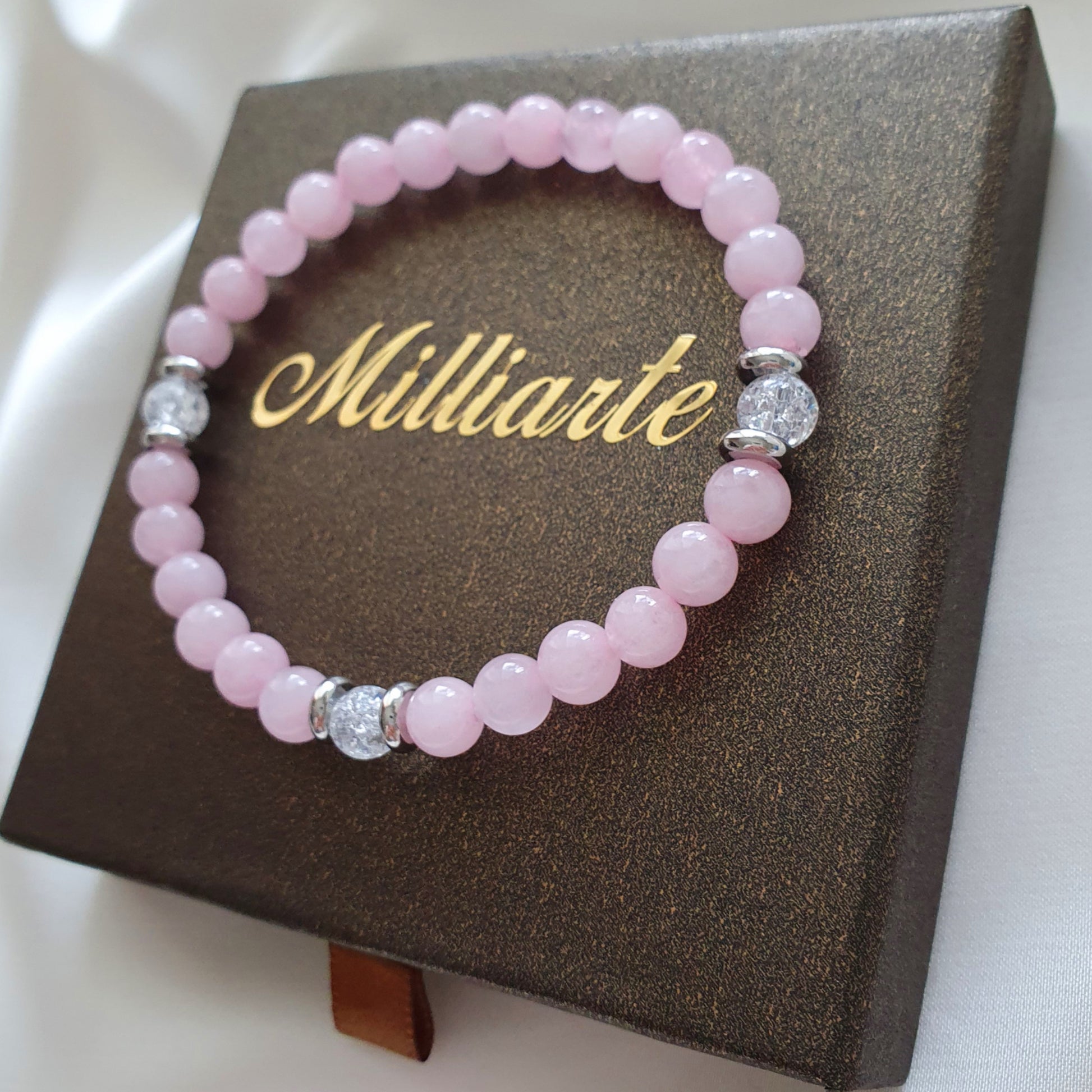 Nahaufnahme der Bergkristall-Perlen im Armband