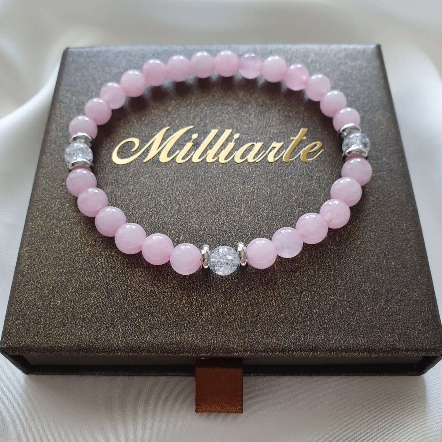 Detailaufnahme der natürlichen Rosenquarz-Perlen