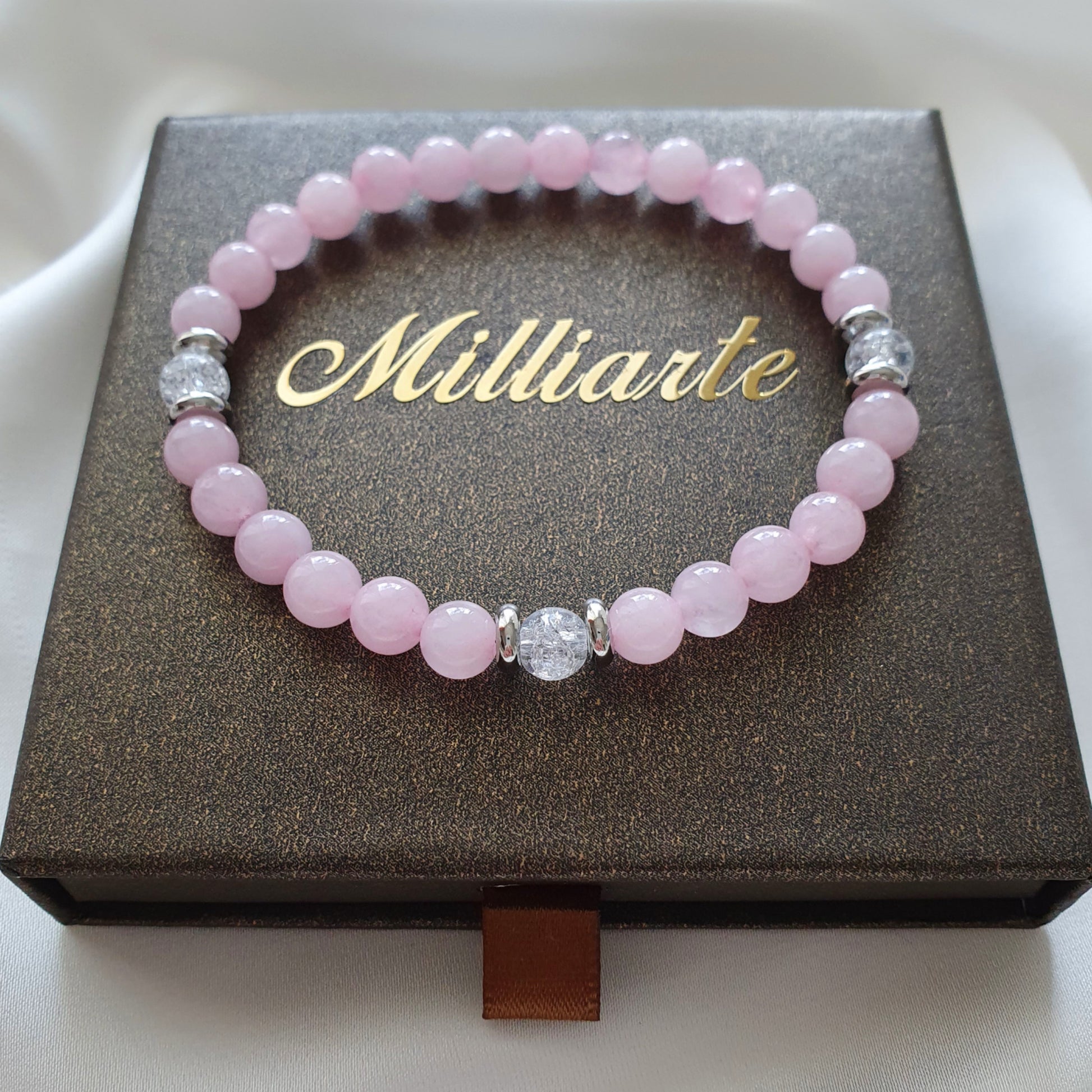 Detailaufnahme der natürlichen Rosenquarz-Perlen