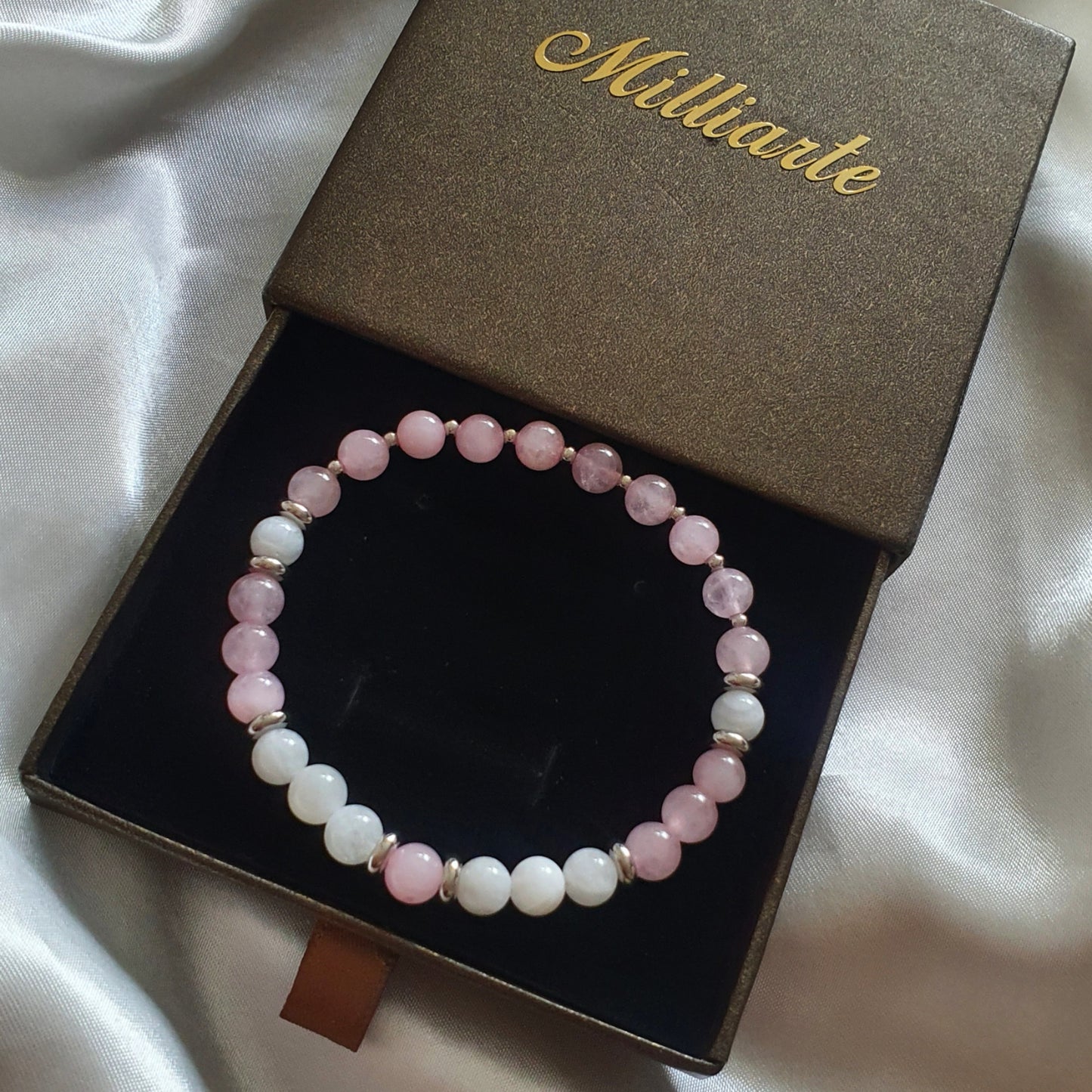 Spirituelles Armband mit Heilsteinen: Rosenquarz & Mondstein kombiniert mit silberfarbenem Edelstahl, verpackt als Geschenk