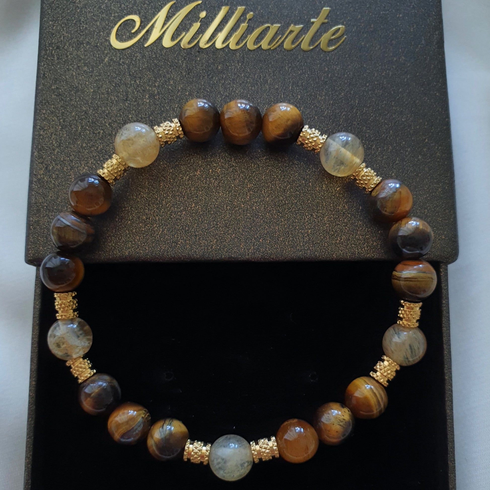 Detailansicht der 18K goldplattierten Edelstahl-Elemente im Citrin Tigerauge Armband – langlebig und stilvoll