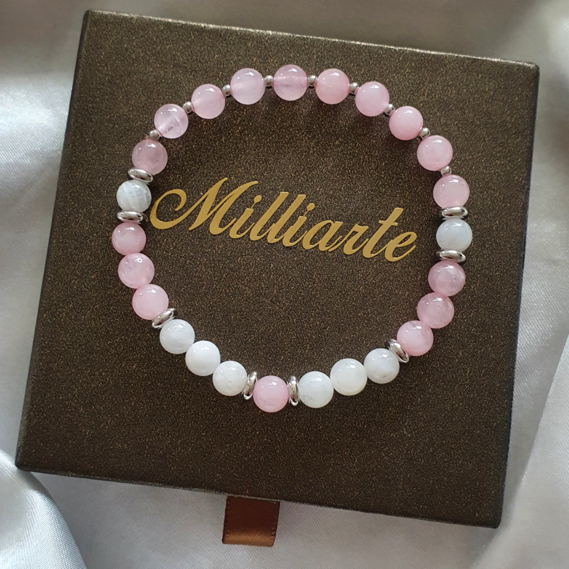 Mondstein- und Rosenquarz- Perlenarmband mit 14k Weißgold plattierten Edelstahlelementen auf Geschenkbox mit Logo